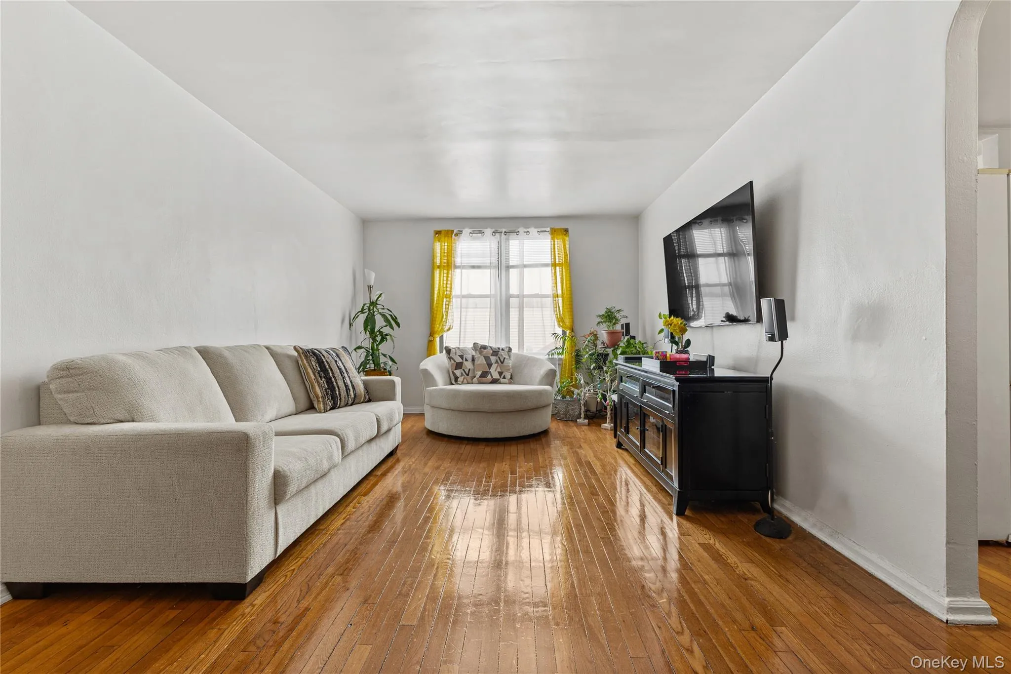 lots of wall space to accommodate a wide-screen TV. lots of wall space to accommodate a wide-screen TV.