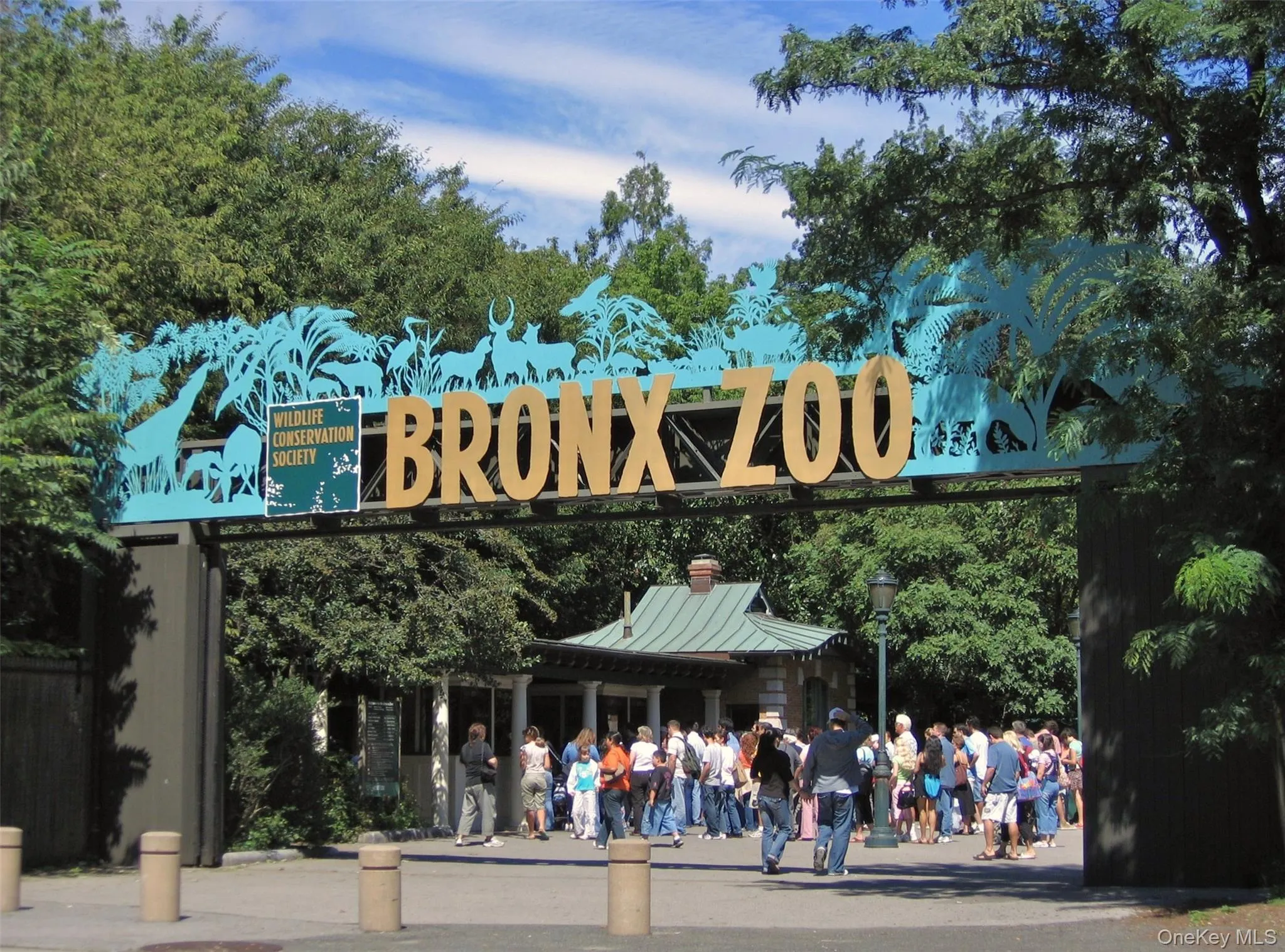 Bronx Park is also home to the Bronx Zoo and . . . Bronx Park is also home to the Bronx Zoo and . . .