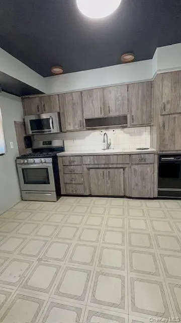 11 Edwards Place, Hempstead, NY, 3 Bedrooms Bedrooms, 5 Rooms Rooms,1 BathroomBathrooms,Residential Lease,For Rent,Edwards,0,983950 11 Edwards Place, Hempstead, NY, 3 Bedrooms Bedrooms, 5 Rooms Rooms,1 BathroomBathrooms,Residential Lease,For Rent,Edwards,0,983950