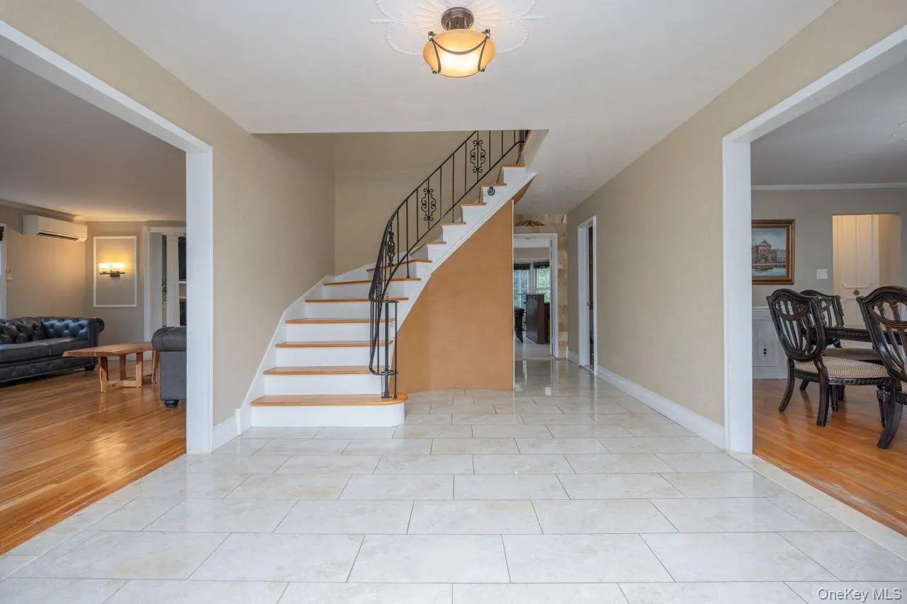 Large entryway Large entryway