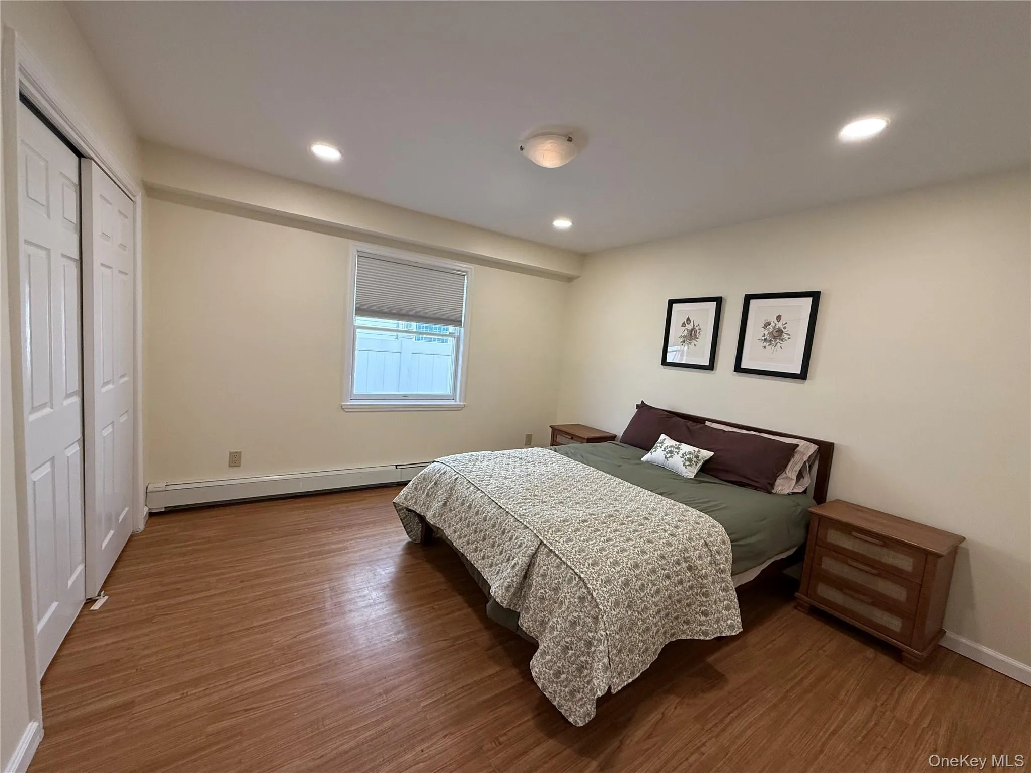 Queen size bed Queen size bed