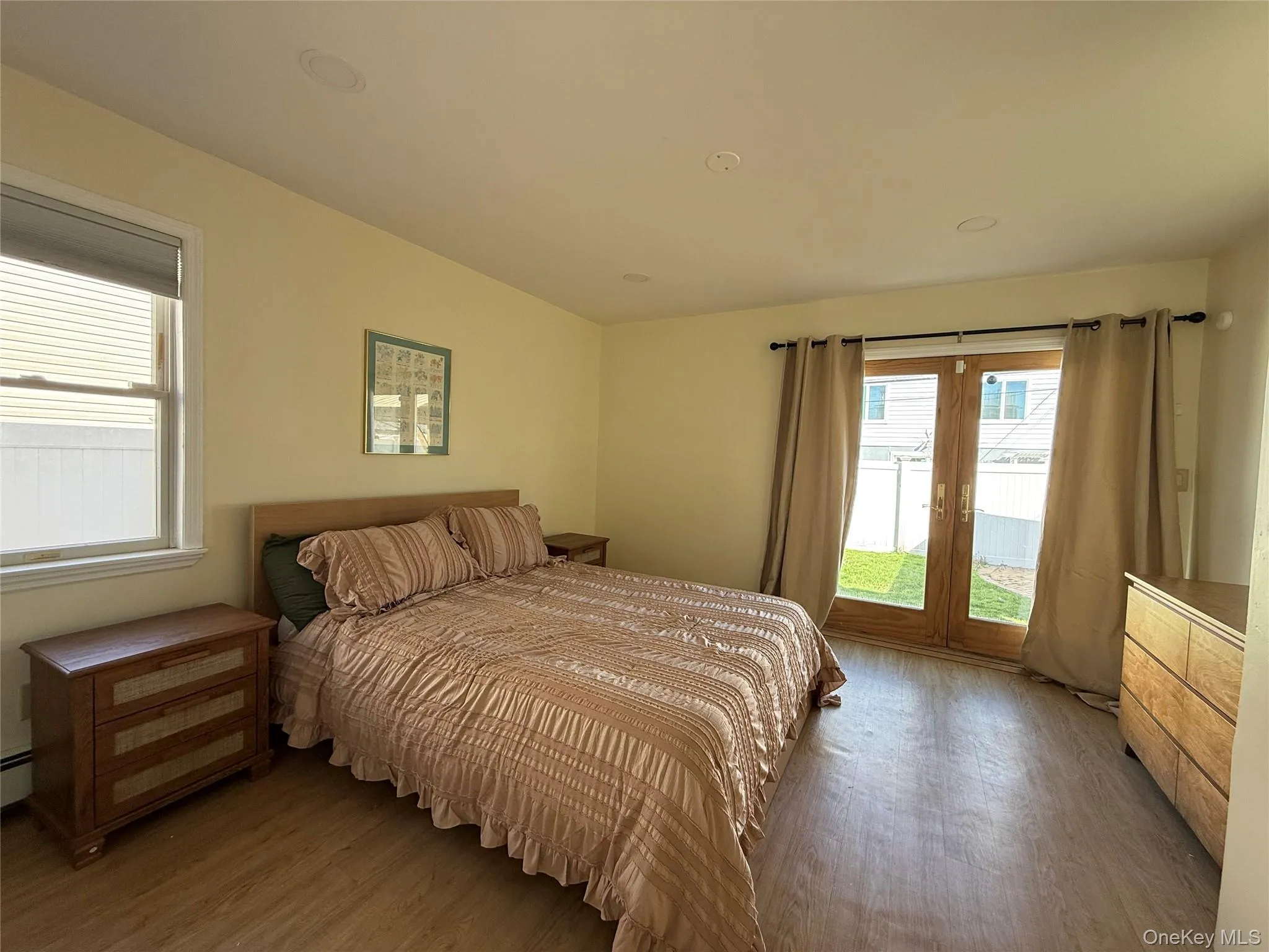 Queen size bed with walkout Queen size bed with walkout