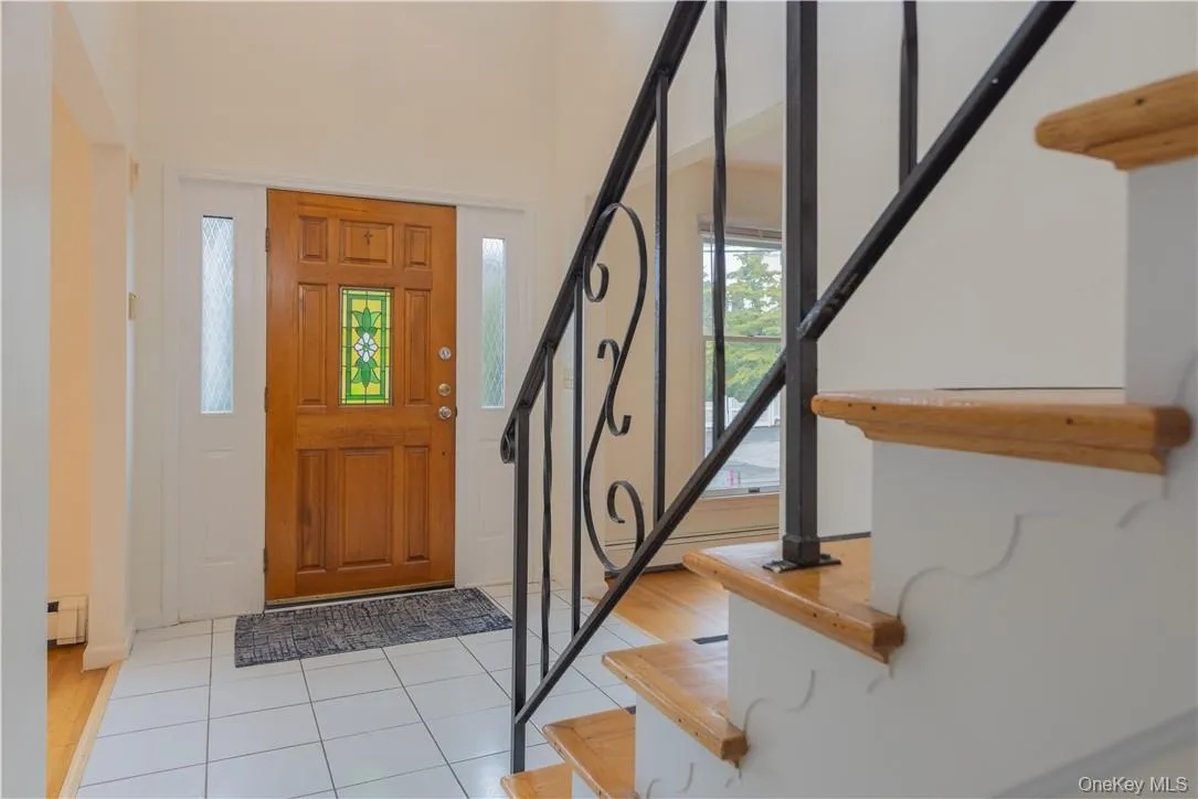 Step into a bright, beautiful entrance. Step into a bright, beautiful entrance.