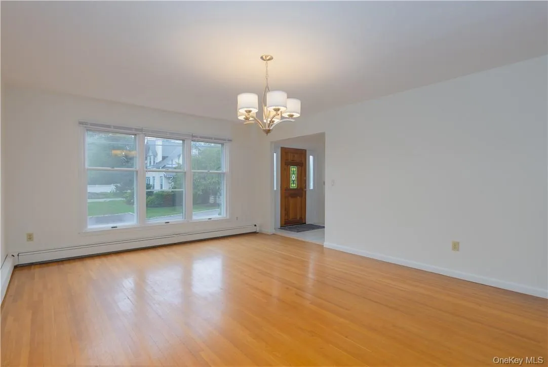 Huge dining room forentertaining. Huge dining room forentertaining.