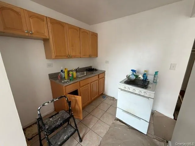 87-20 175 Street, New York, NY, 3 Rooms Rooms,1 BathroomBathrooms,Residential Lease,For Rent,175,0,984253 87-20 175 Street, New York, NY, 3 Rooms Rooms,1 BathroomBathrooms,Residential Lease,For Rent,175,0,984253