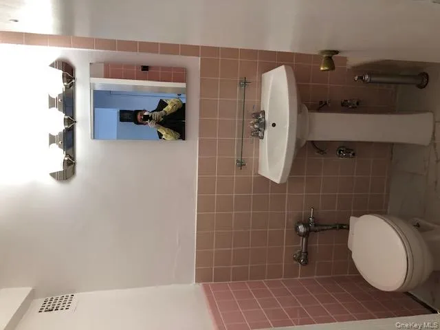 87-20 175 Street, New York, NY, 3 Rooms Rooms,1 BathroomBathrooms,Residential Lease,For Rent,175,0,984253 87-20 175 Street, New York, NY, 3 Rooms Rooms,1 BathroomBathrooms,Residential Lease,For Rent,175,0,984253