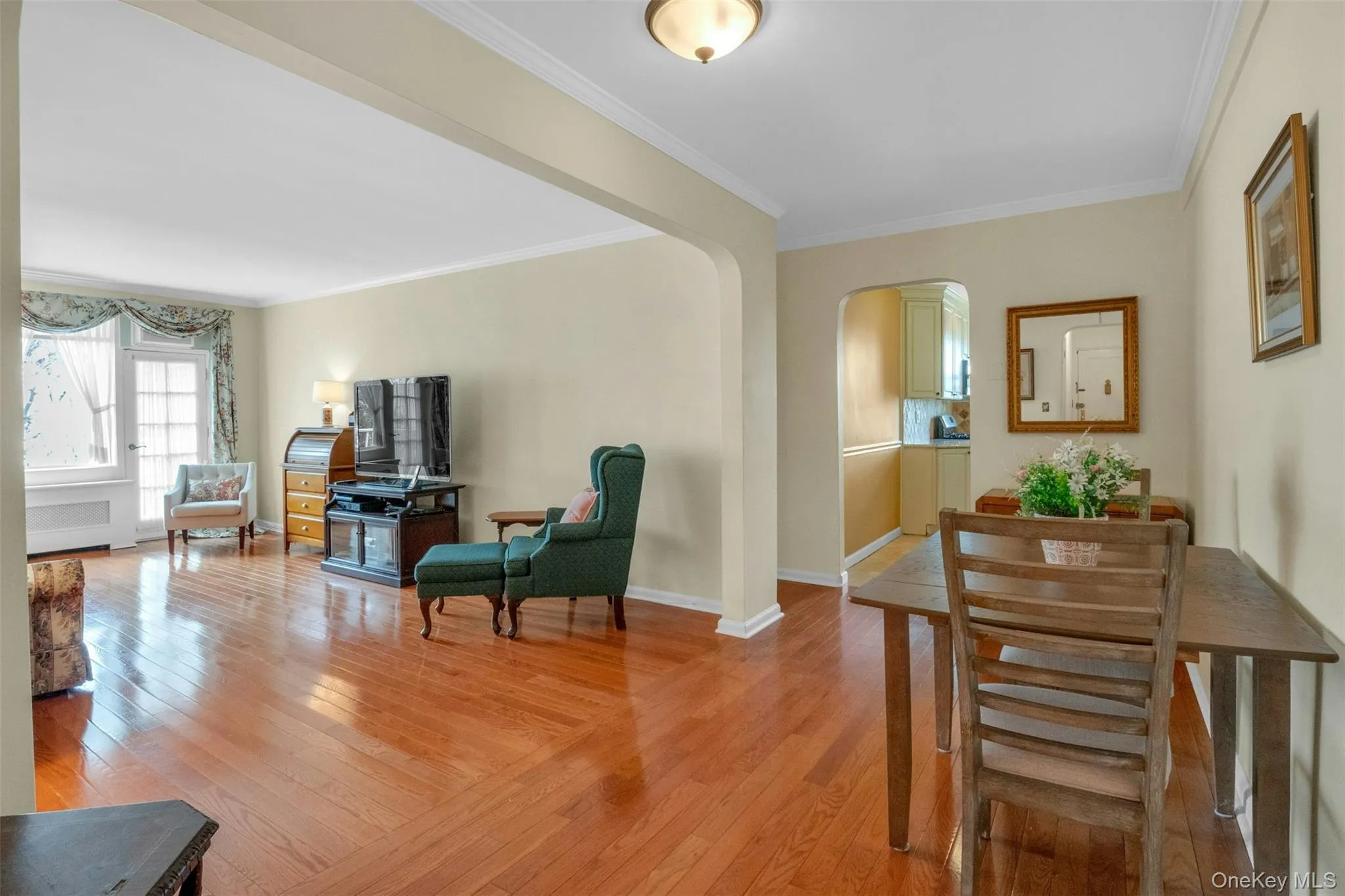 Dining area leads to kitchen Dining area leads to kitchen