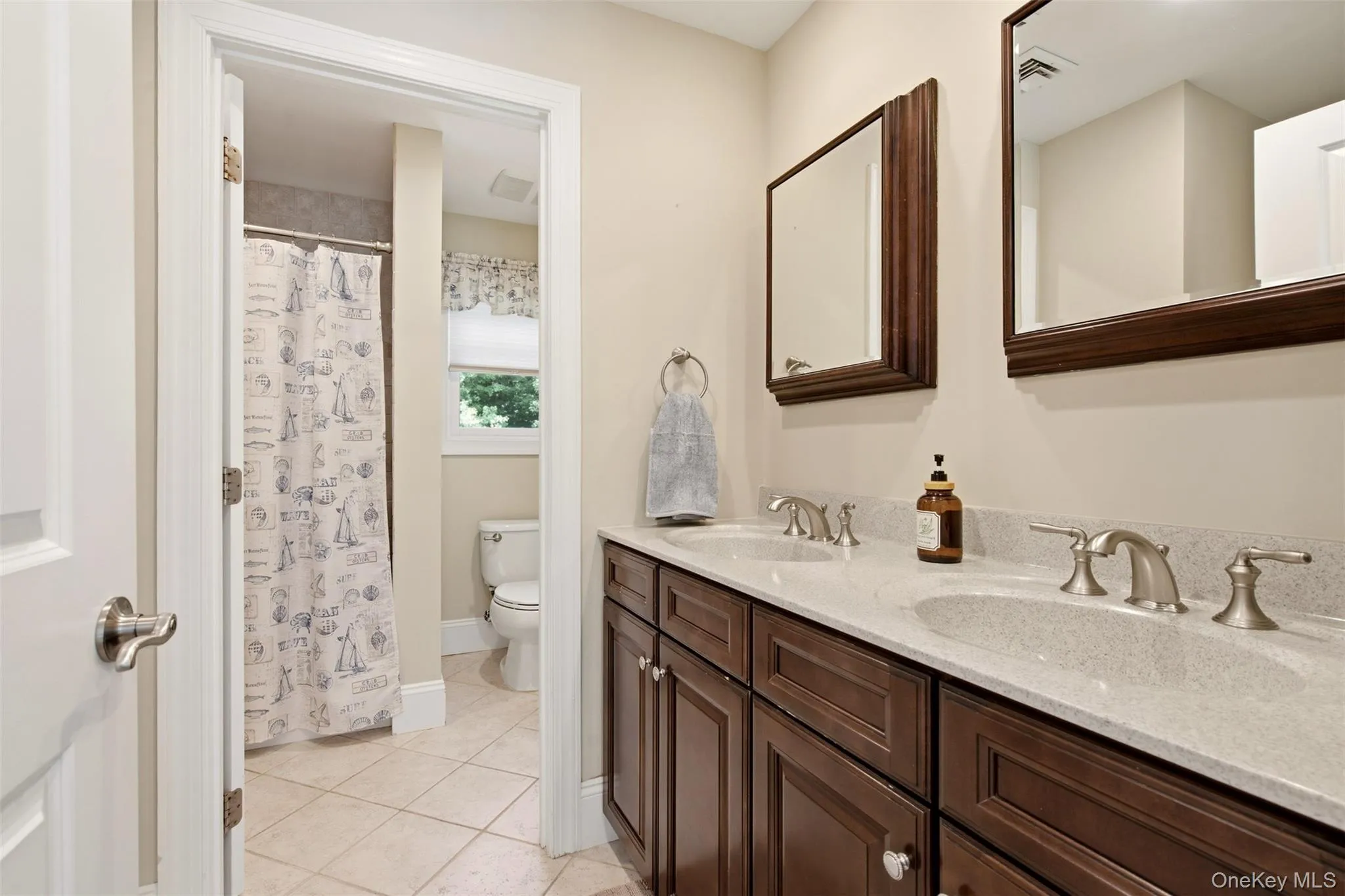 Ensuite bath with tub Ensuite bath with tub