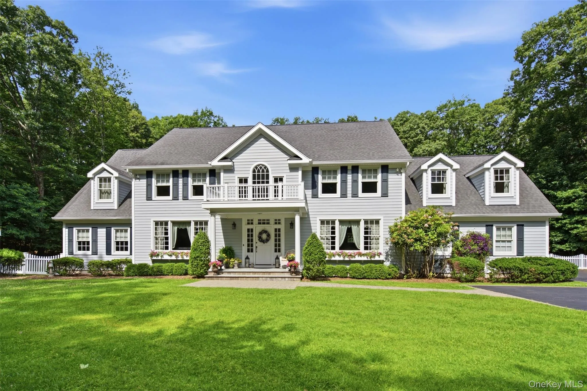 Beautiful curb appeal Beautiful curb appeal