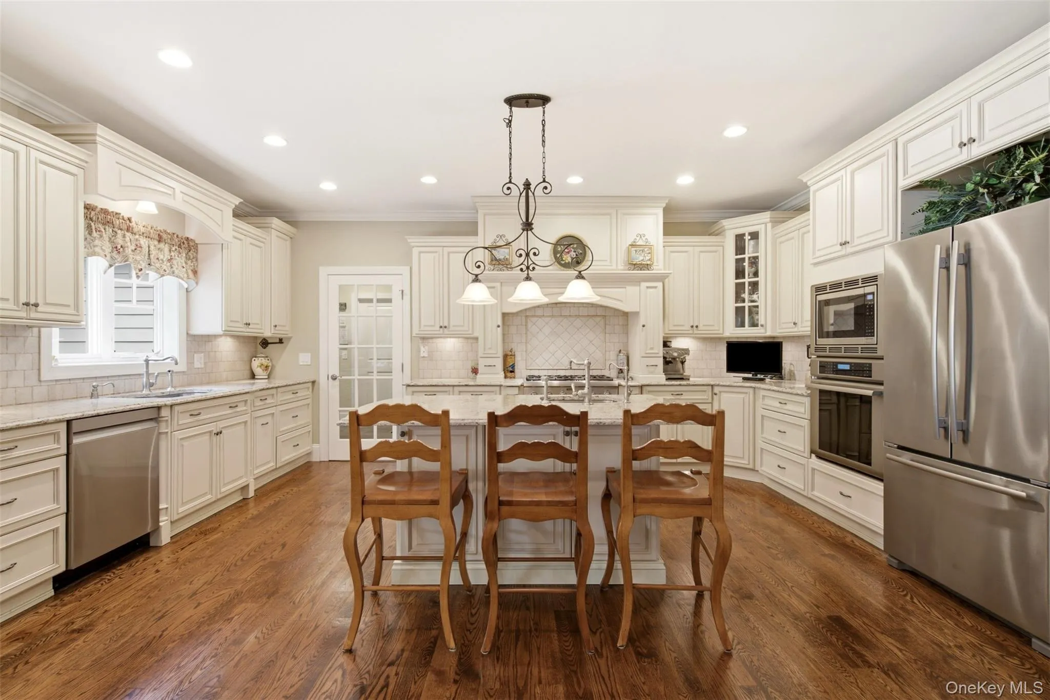 Hardwood floors, stainless appliances Hardwood floors, stainless appliances