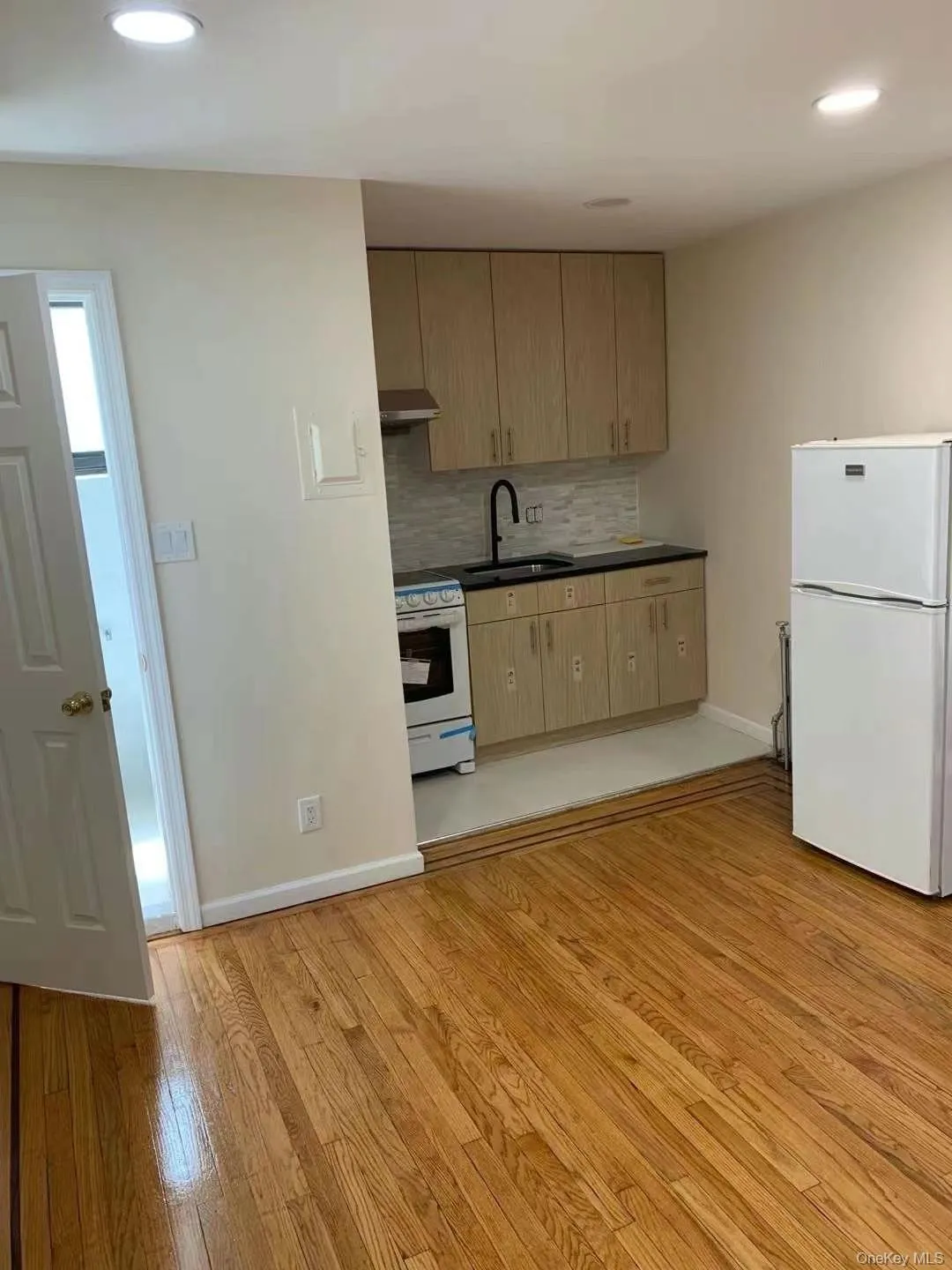 6635 Grand Avenue, New York, NY, 1 Bedroom Bedrooms, 3 Rooms Rooms,1 BathroomBathrooms,Residential Lease,For Rent,Grand,0,984395 6635 Grand Avenue, New York, NY, 1 Bedroom Bedrooms, 3 Rooms Rooms,1 BathroomBathrooms,Residential Lease,For Rent,Grand,0,984395
