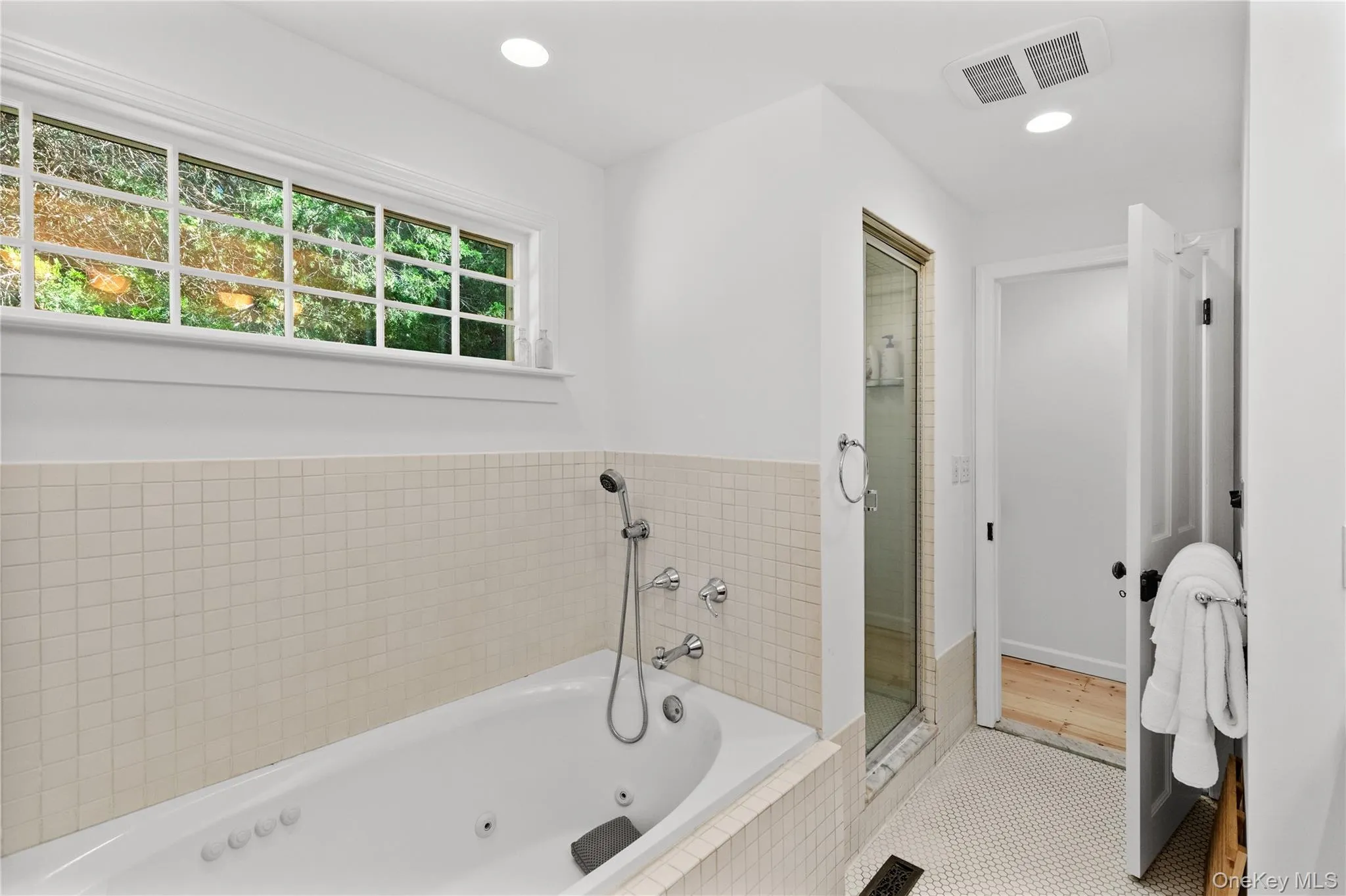 197 Hog Creek Road, East Hampton, NY, 3 Bedrooms Bedrooms, 8 Rooms Rooms,2 BathroomsBathrooms,Residential Lease,For Rent,Hog Creek,0,984521 197 Hog Creek Road, East Hampton, NY, 3 Bedrooms Bedrooms, 8 Rooms Rooms,2 BathroomsBathrooms,Residential Lease,For Rent,Hog Creek,0,984521