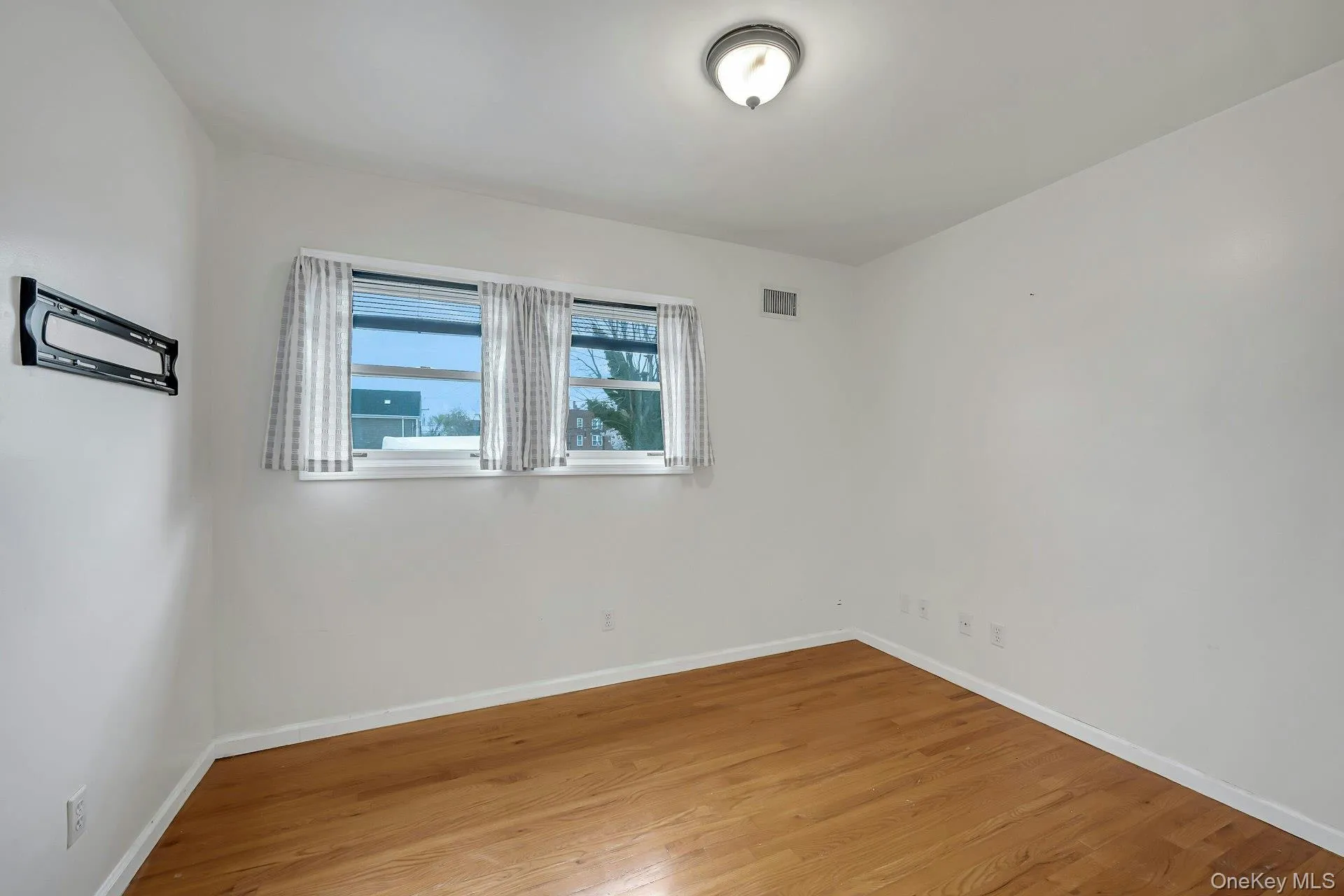 417 City Island Avenue, New York, NY, 2 Bedrooms Bedrooms, 5 Rooms Rooms,1 BathroomBathrooms,Residential Lease,For Rent,City Island,0,984543 417 City Island Avenue, New York, NY, 2 Bedrooms Bedrooms, 5 Rooms Rooms,1 BathroomBathrooms,Residential Lease,For Rent,City Island,0,984543