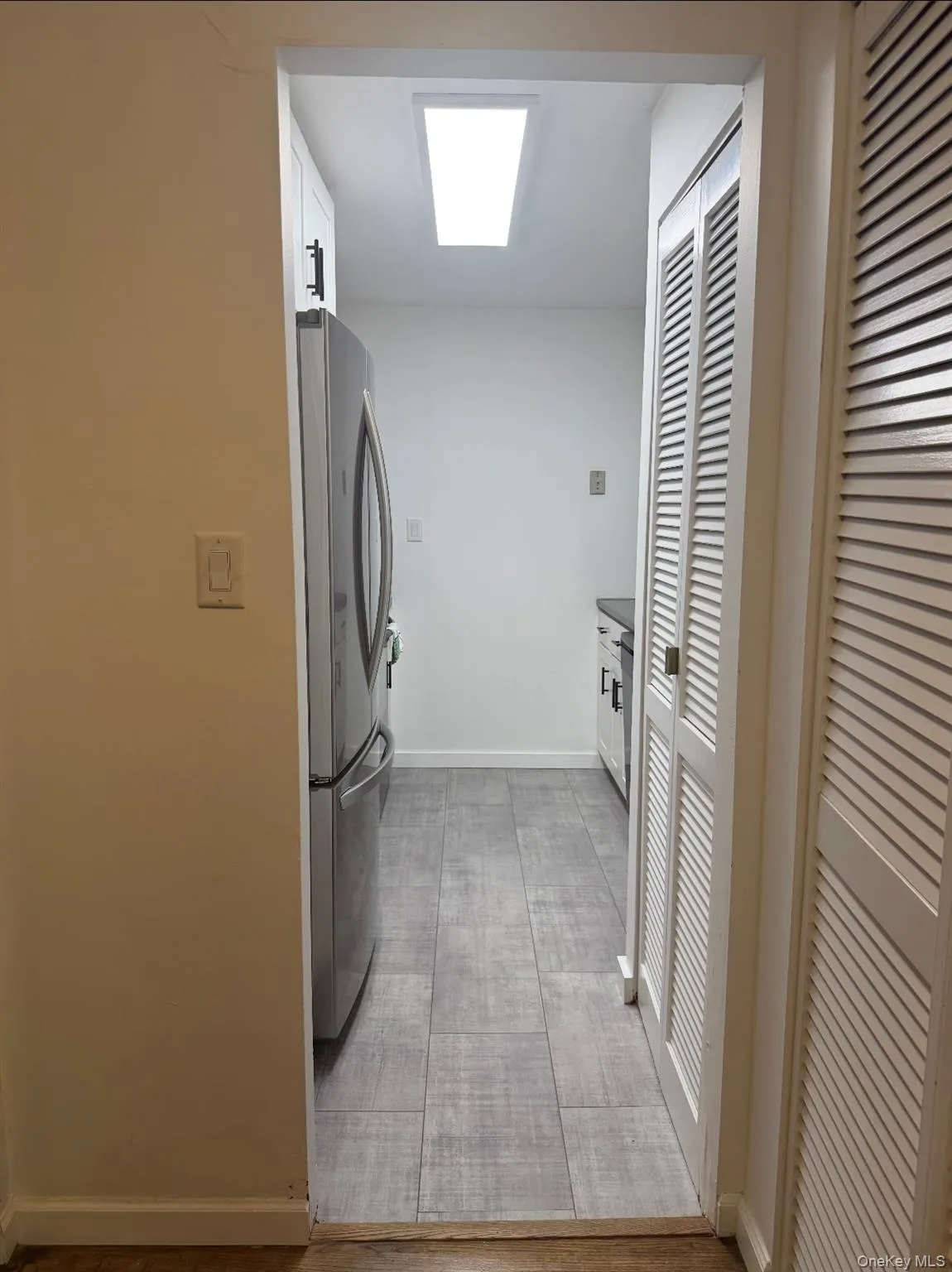 Laundry area featuring baseboards Laundry area featuring baseboards