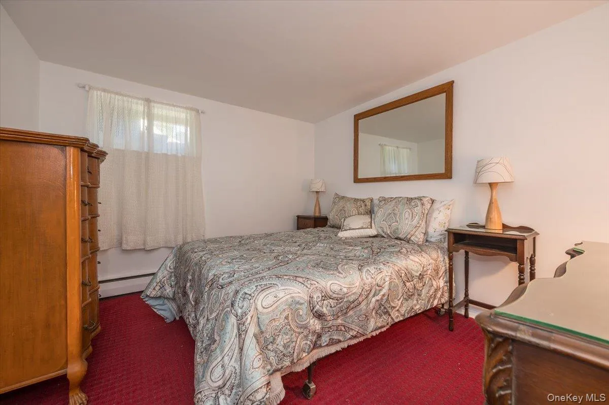 1 Bedroom with Closet and Bureau 1 Bedroom with Closet and Bureau