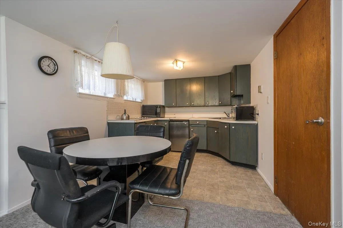 Dining Area between Kitchen and Living Room Dining Area between Kitchen and Living Room