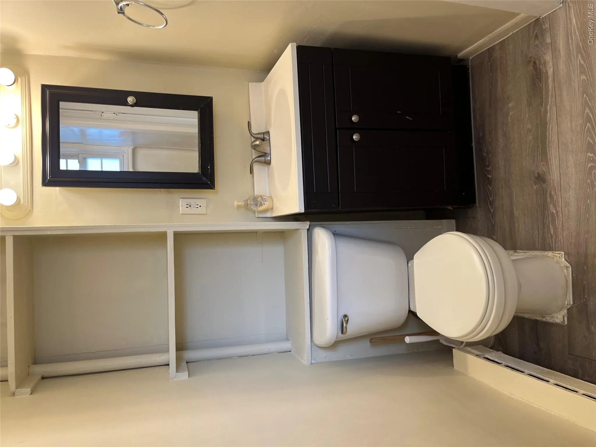 3 Daniel Place, Oyster Bay, NY, 1 Bedroom Bedrooms, 3 Rooms Rooms,1 BathroomBathrooms,Residential Lease,For Rent,Daniel,0,984683 3 Daniel Place, Oyster Bay, NY, 1 Bedroom Bedrooms, 3 Rooms Rooms,1 BathroomBathrooms,Residential Lease,For Rent,Daniel,0,984683