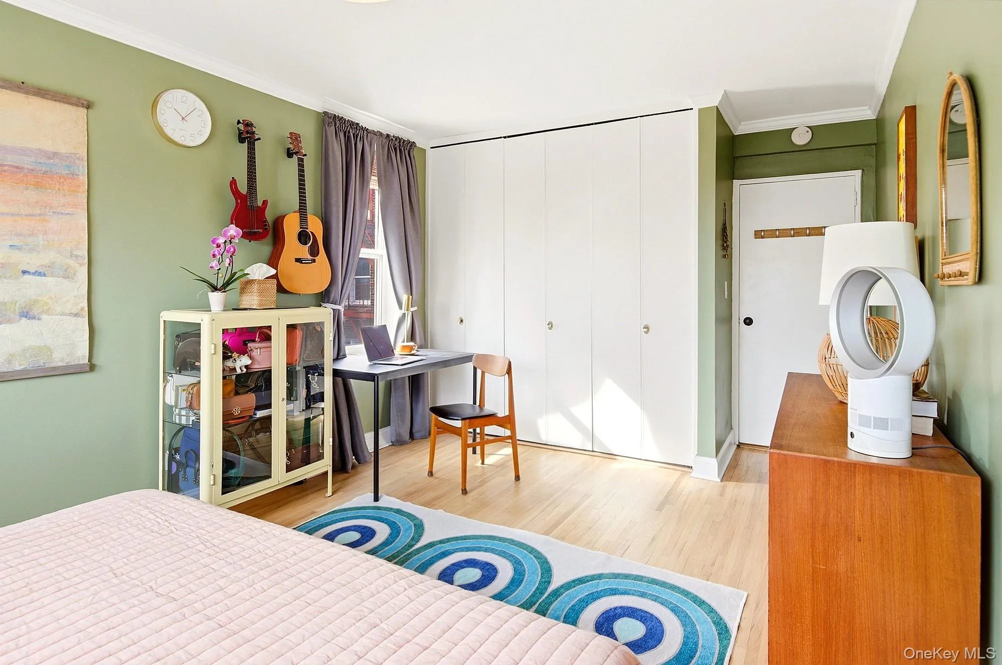 Large corner bedroom with two exposures, large closets and hardwood floors Large corner bedroom with two exposures, large closets and hardwood floors