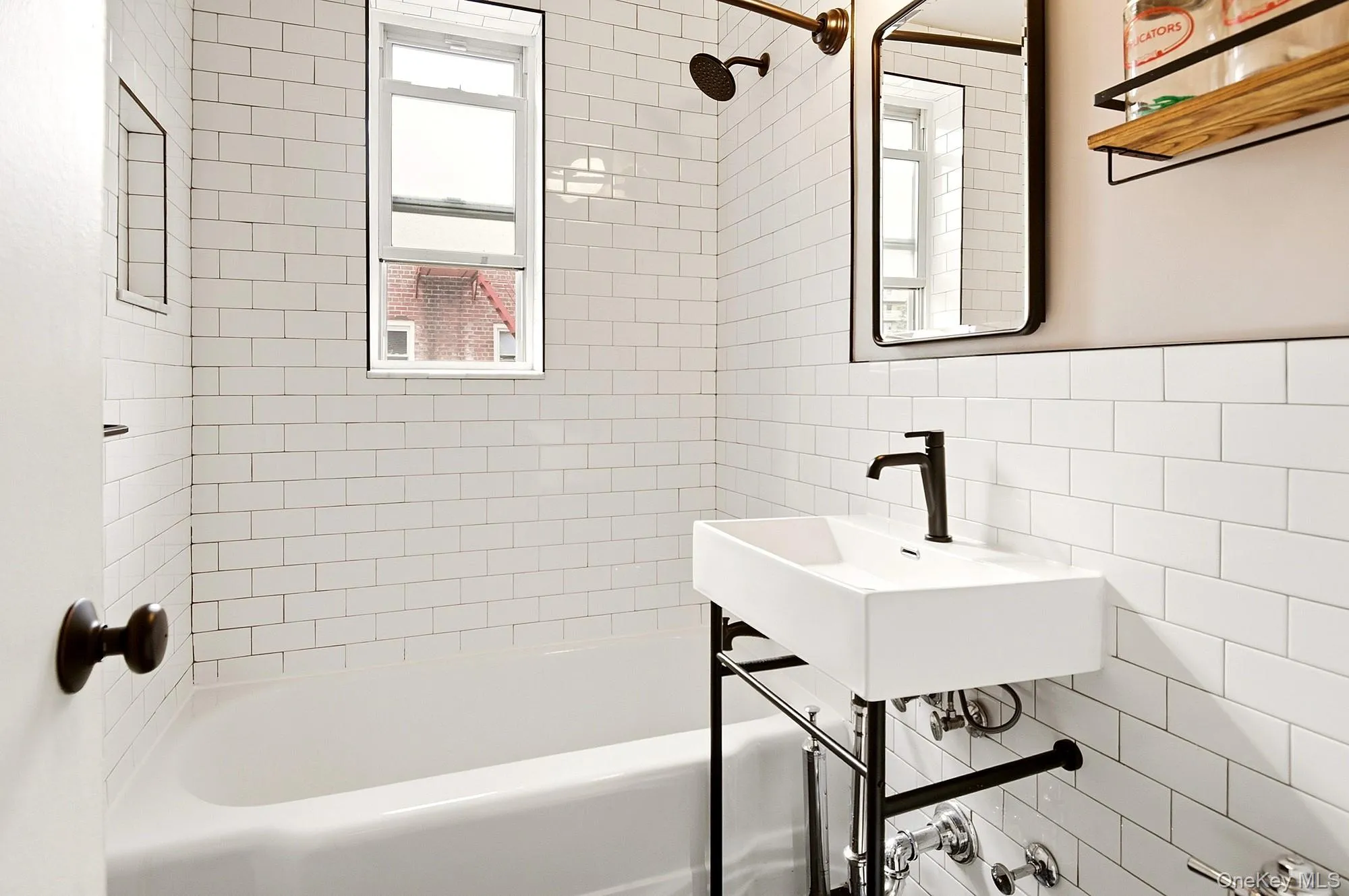Fully renovated windowed bathroom Fully renovated windowed bathroom