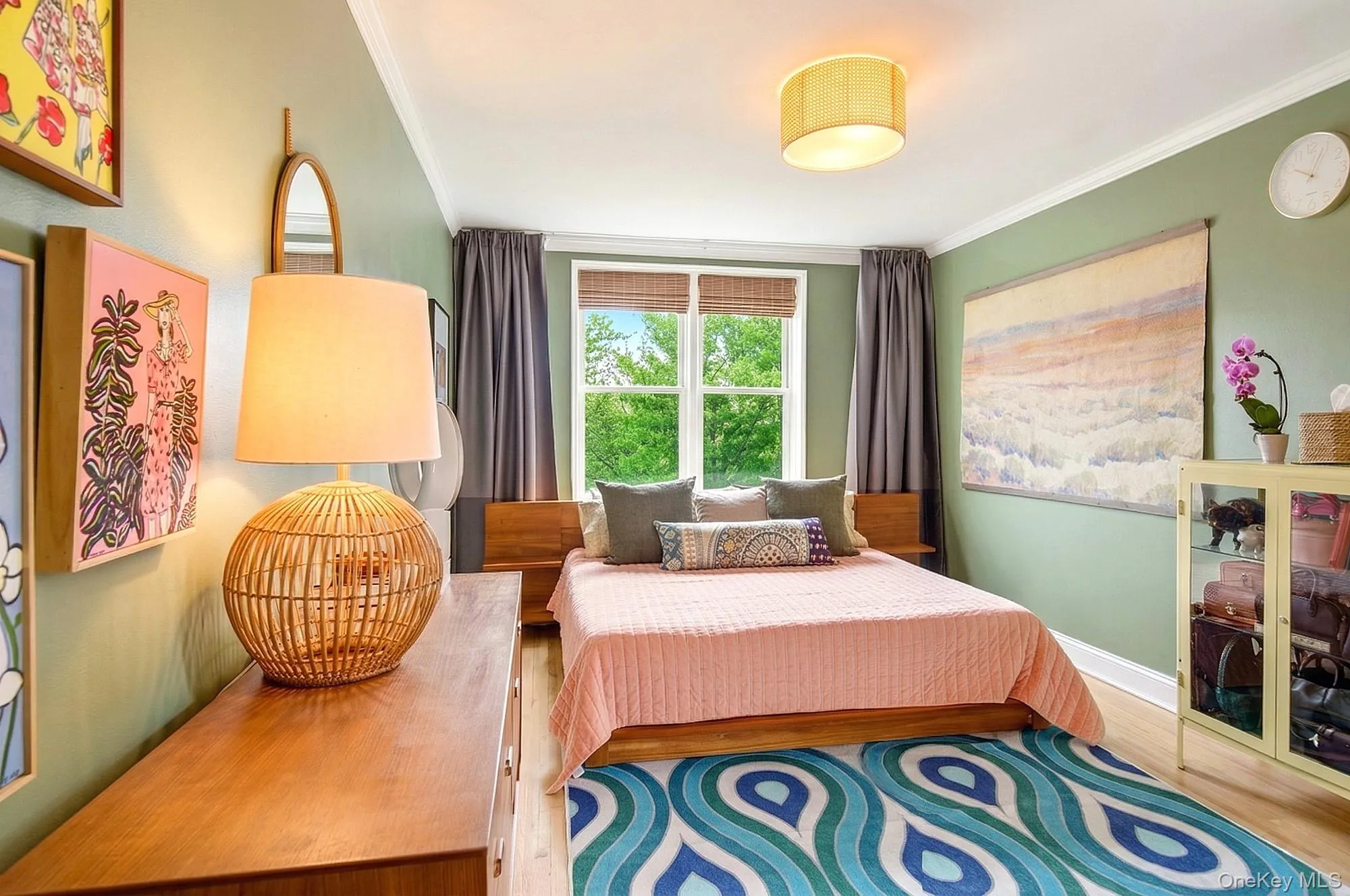 Large corner bedroom with two exposures, large closets and hardwood floors Large corner bedroom with two exposures, large closets and hardwood floors