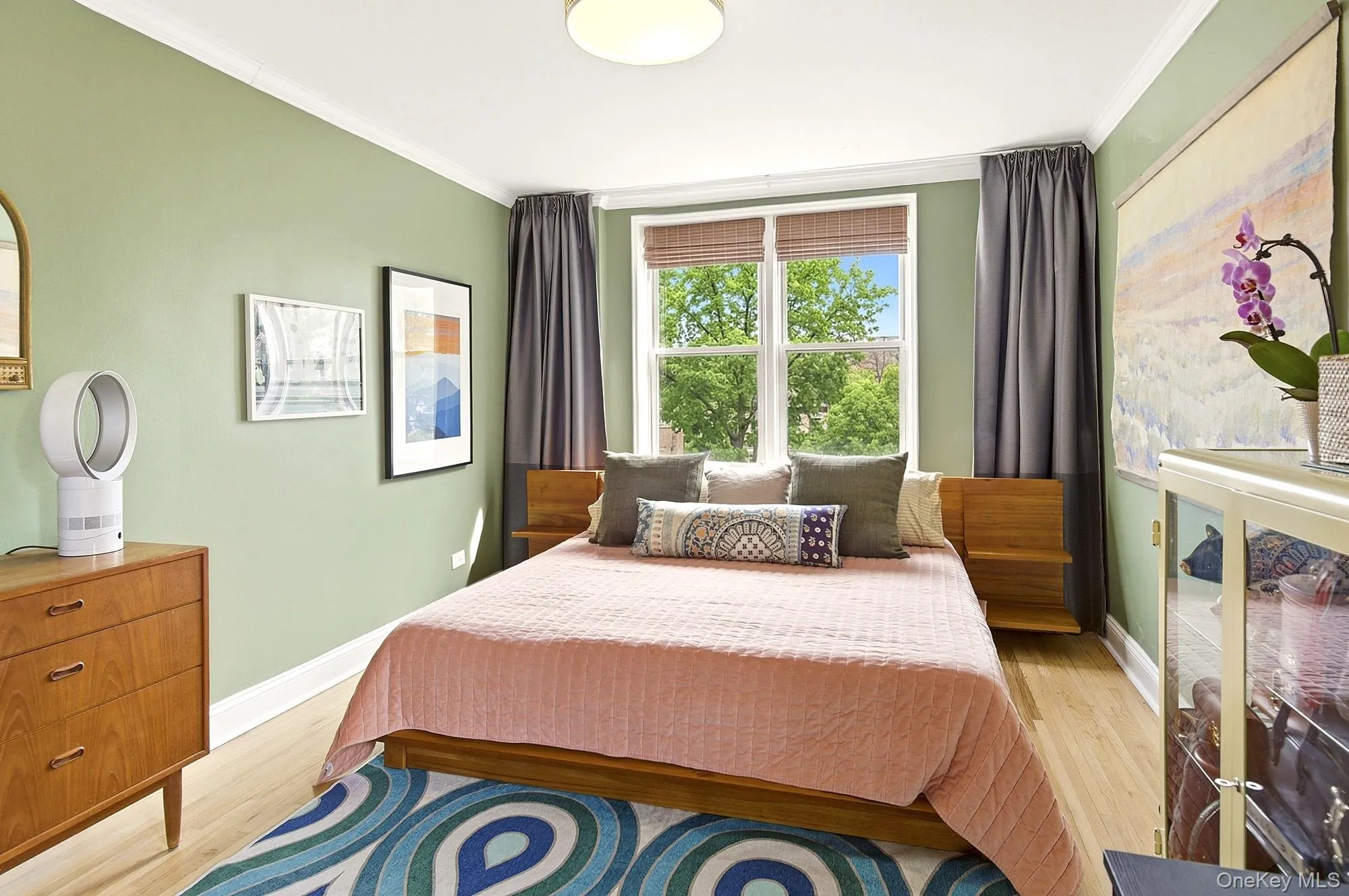 Large corner bedroom with two exposures, large closets and hardwood floors Large corner bedroom with two exposures, large closets and hardwood floors