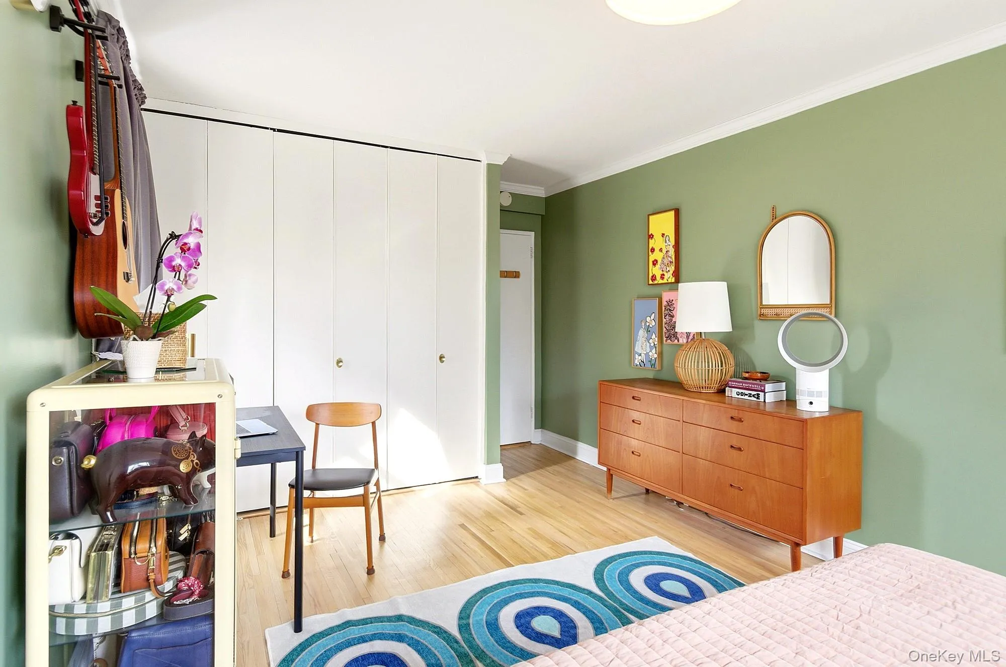 Large corner bedroom with two exposures, large closets and hardwood floors Large corner bedroom with two exposures, large closets and hardwood floors