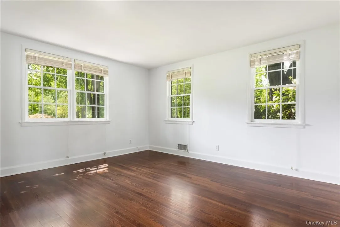 Spacious first floor bedroom or office. Spacious first floor bedroom or office.