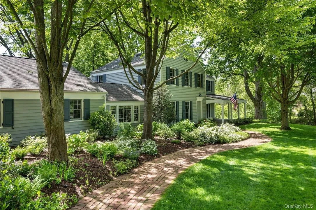 Beautifully maintained property and home. Beautifully maintained property and home.