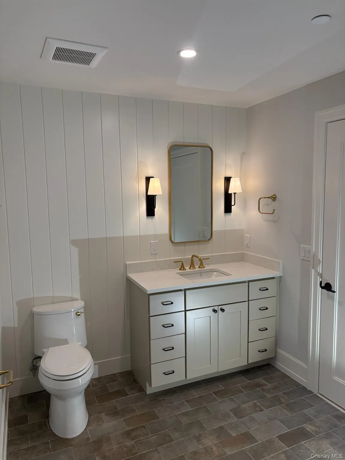 Beautiful bathroom with high-end finishes. Beautiful bathroom with high-end finishes.