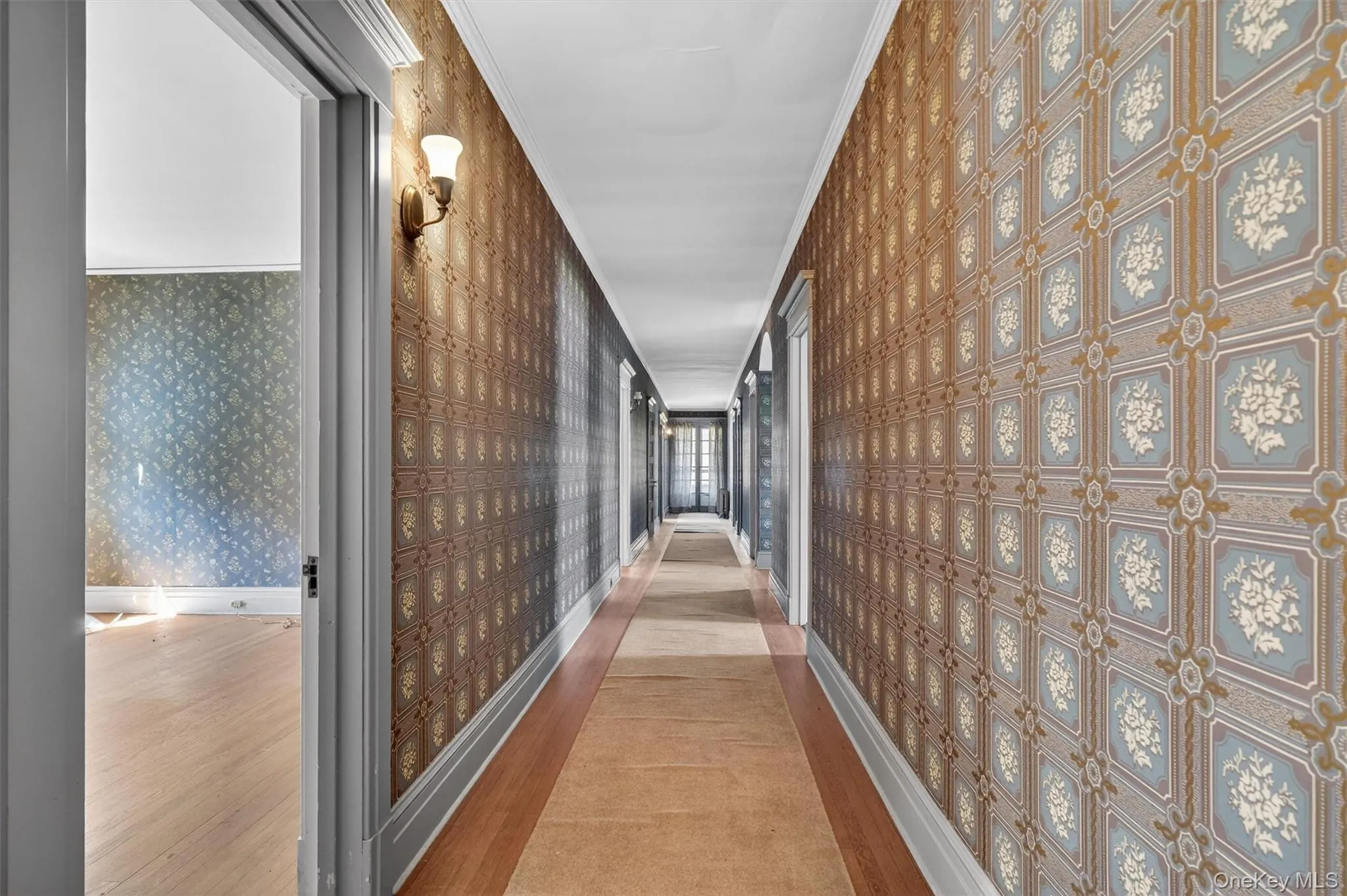 Hallway to main bedrooms Hallway to main bedrooms