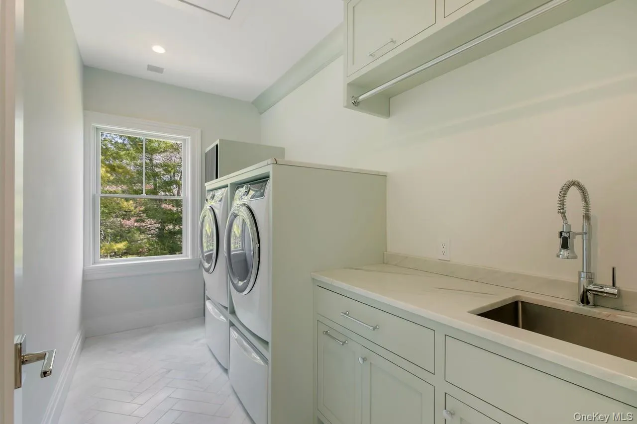 15 Old Point Road, Southampton, New York 11959