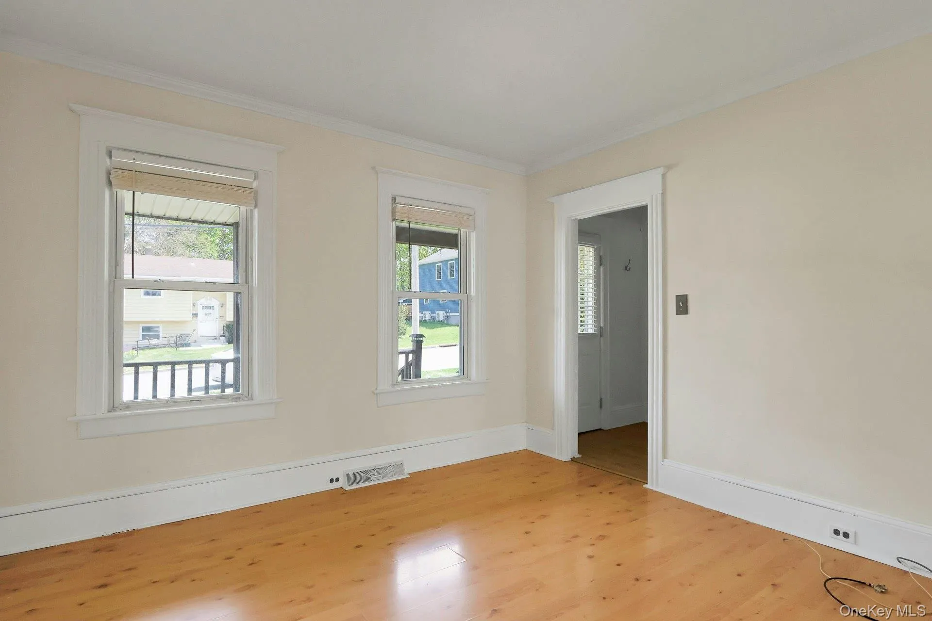 Living room with laminate floors Living room with laminate floors
