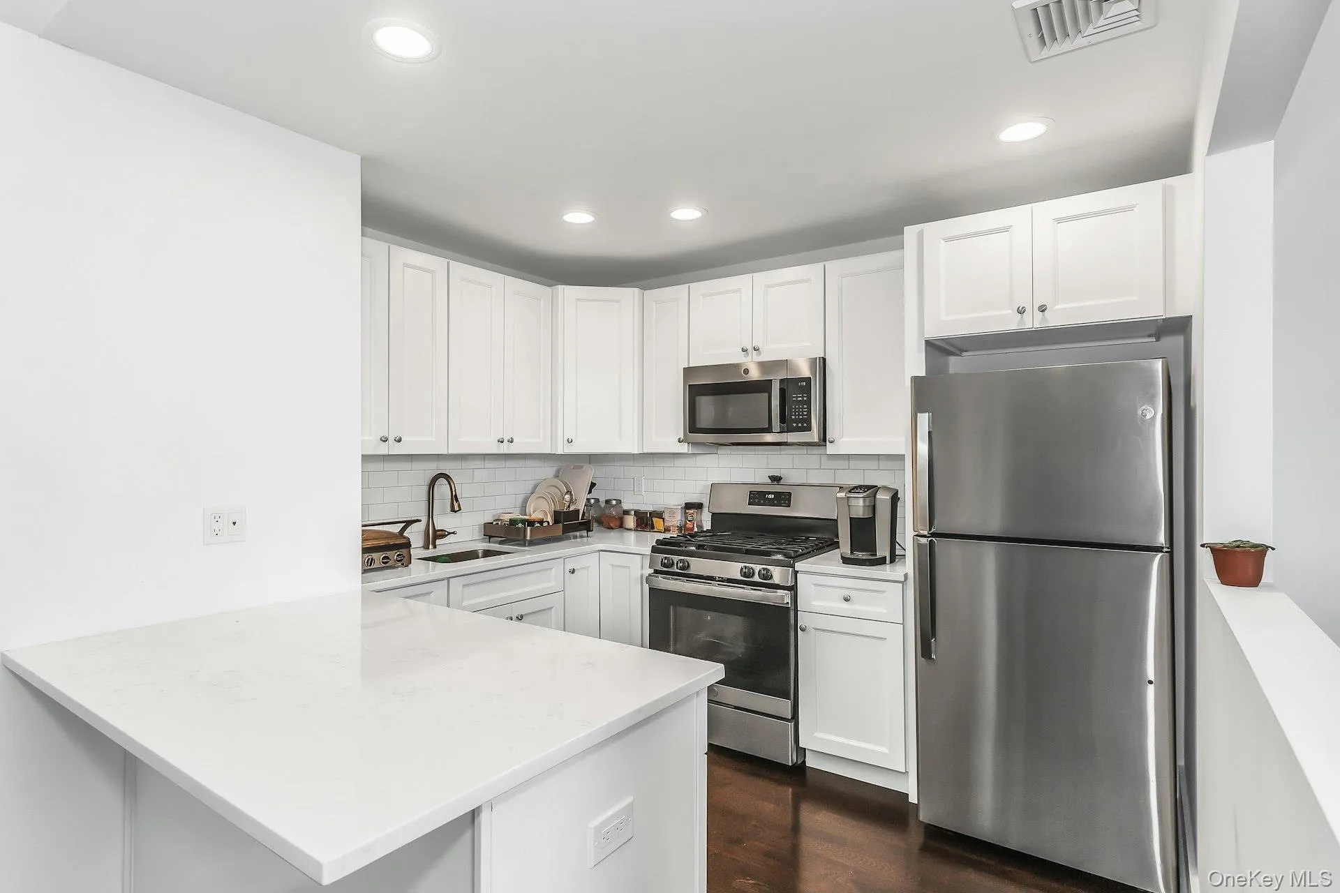 704 Breton Way, Glen Cove, NY, 2 Bedrooms Bedrooms, 4 Rooms Rooms,2 BathroomsBathrooms,Residential,For Rent,Breton,0,985041 704 Breton Way, Glen Cove, NY, 2 Bedrooms Bedrooms, 4 Rooms Rooms,2 BathroomsBathrooms,Residential,For Rent,Breton,0,985041
