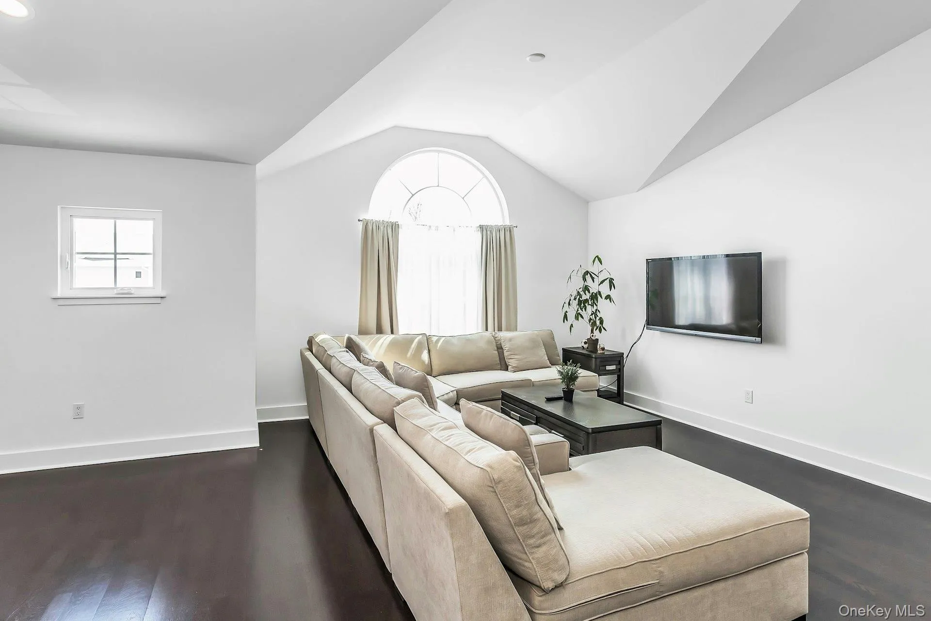 704 Breton Way, Glen Cove, NY, 2 Bedrooms Bedrooms, 4 Rooms Rooms,2 BathroomsBathrooms,Residential,For Rent,Breton,0,985041 704 Breton Way, Glen Cove, NY, 2 Bedrooms Bedrooms, 4 Rooms Rooms,2 BathroomsBathrooms,Residential,For Rent,Breton,0,985041
