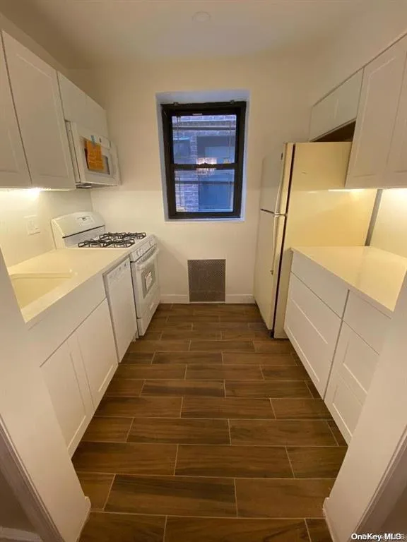 2 Town House Place, North Hempstead, NY, 1 Bedroom Bedrooms, 4 Rooms Rooms,1 BathroomBathrooms,Residential,For Rent,Town House,0,985138 2 Town House Place, North Hempstead, NY, 1 Bedroom Bedrooms, 4 Rooms Rooms,1 BathroomBathrooms,Residential,For Rent,Town House,0,985138