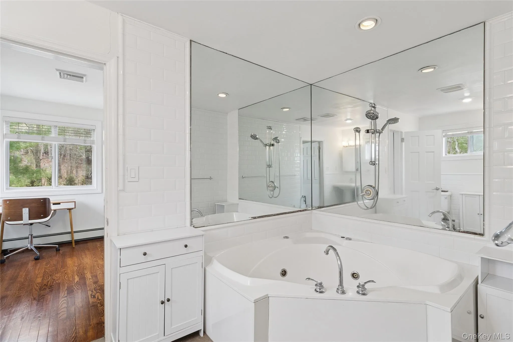27 Ely Brook Road, East Hampton, New York 11937