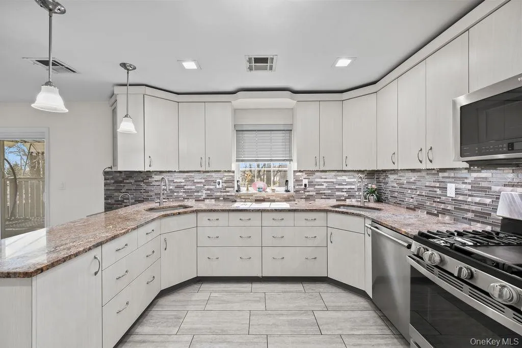 11 Wilsher Drive, Ramapo, NY, 5 Bedrooms Bedrooms, 10 Rooms Rooms,5 BathroomsBathrooms,Residential Sale,For Rent,Wilsher,0,985174 11 Wilsher Drive, Ramapo, NY, 5 Bedrooms Bedrooms, 10 Rooms Rooms,5 BathroomsBathrooms,Residential Sale,For Rent,Wilsher,0,985174
