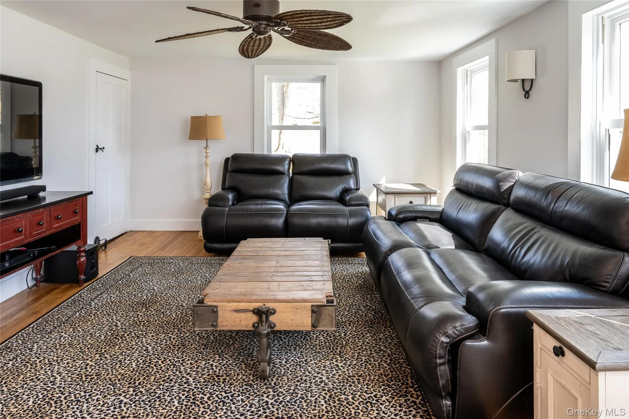 Tile floor, ceiling fan Tile floor, ceiling fan