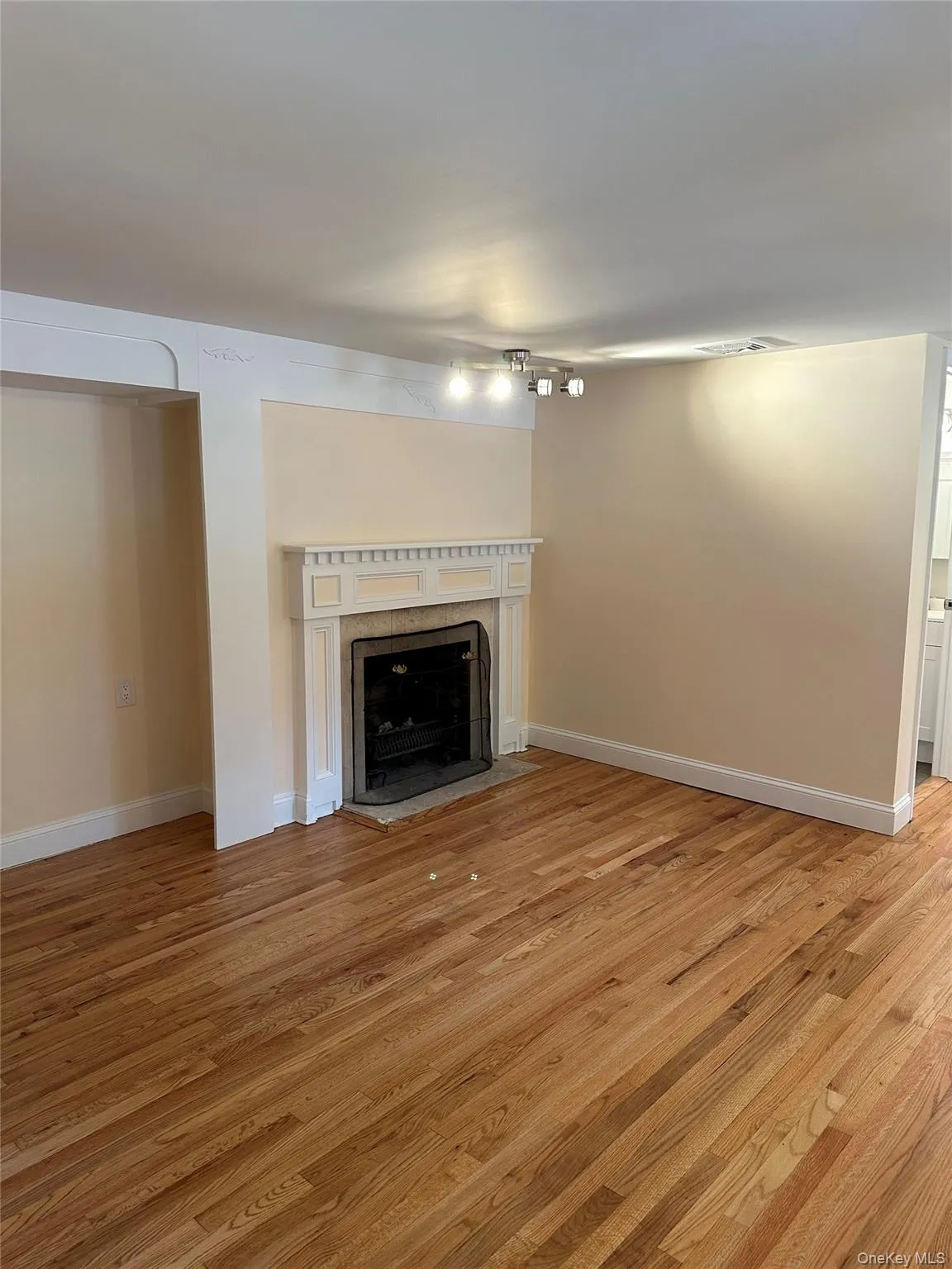 162 Spring Road, Huntington, NY, 1 Bedroom Bedrooms, 3 Rooms Rooms,1 BathroomBathrooms,Residential Lease,For Rent,Spring,0,985302 162 Spring Road, Huntington, NY, 1 Bedroom Bedrooms, 3 Rooms Rooms,1 BathroomBathrooms,Residential Lease,For Rent,Spring,0,985302