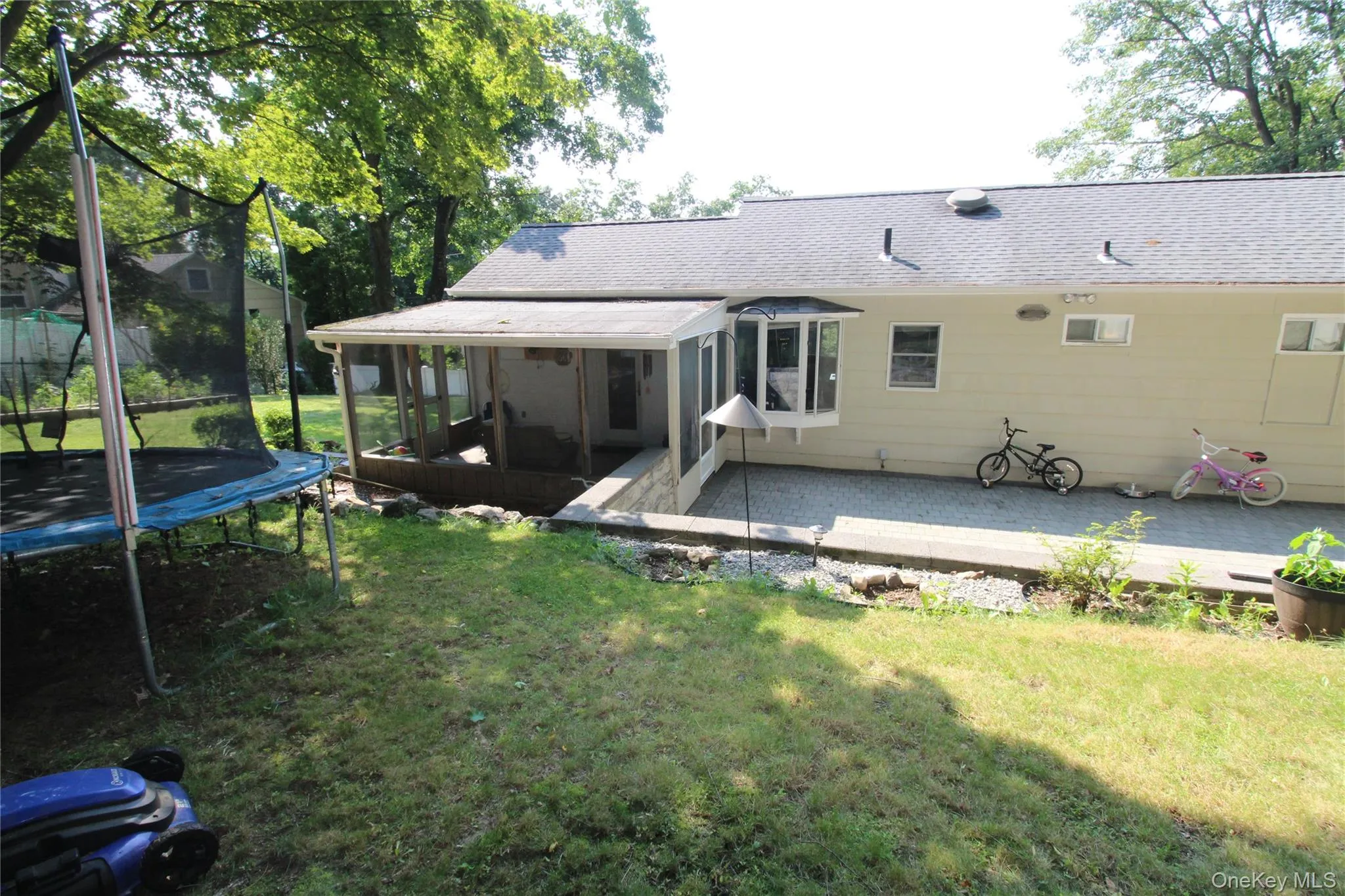 Expansive backyard with a manicured lawn plenty of room to BBQ and entertain. Expansive backyard with a manicured lawn plenty of room to BBQ and entertain.