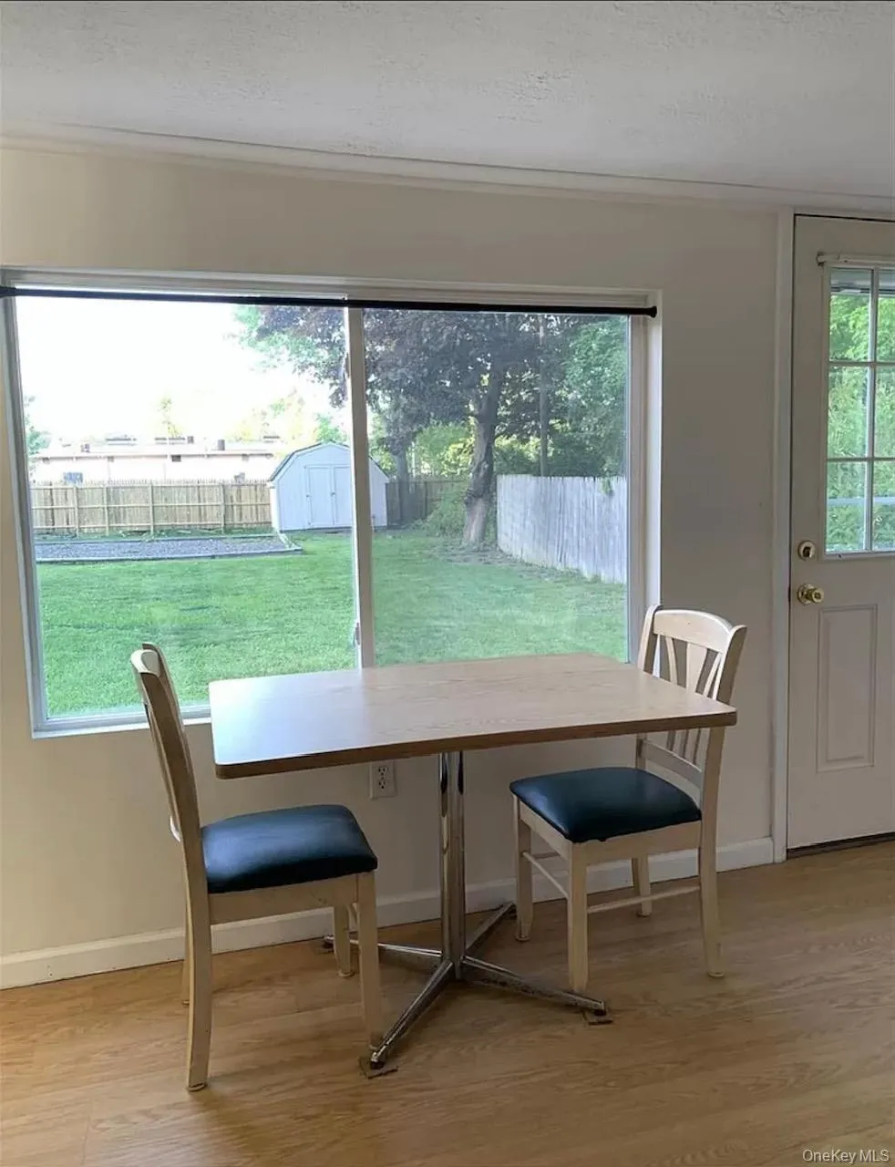 Eat-in-kitchen Eat-in-kitchen