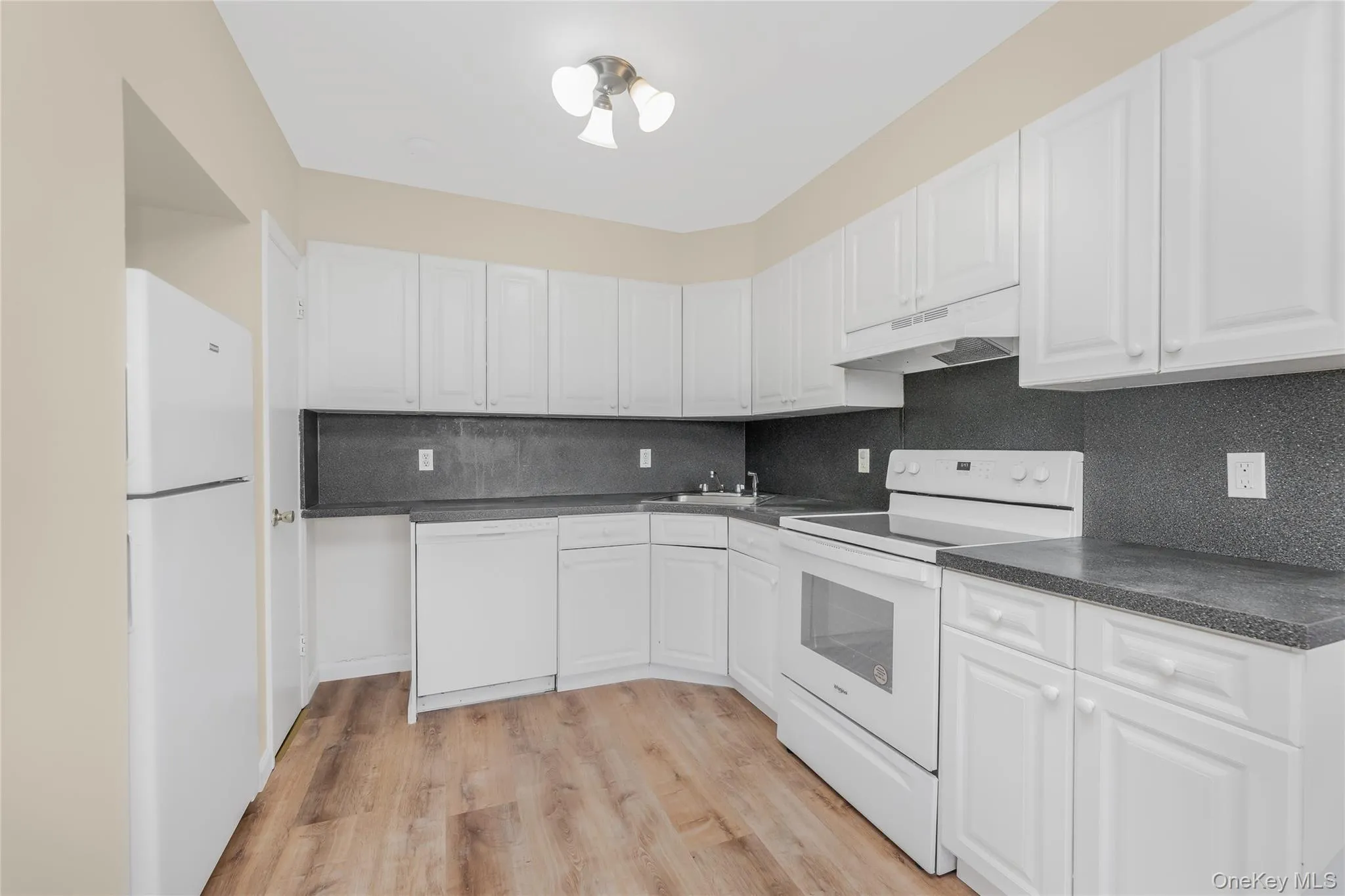 26 Fairview Avenue, White Plains, NY, 3 Bedrooms Bedrooms, 6 Rooms Rooms,1 BathroomBathrooms,Residential Lease,For Rent,Fairview,0,985402 26 Fairview Avenue, White Plains, NY, 3 Bedrooms Bedrooms, 6 Rooms Rooms,1 BathroomBathrooms,Residential Lease,For Rent,Fairview,0,985402