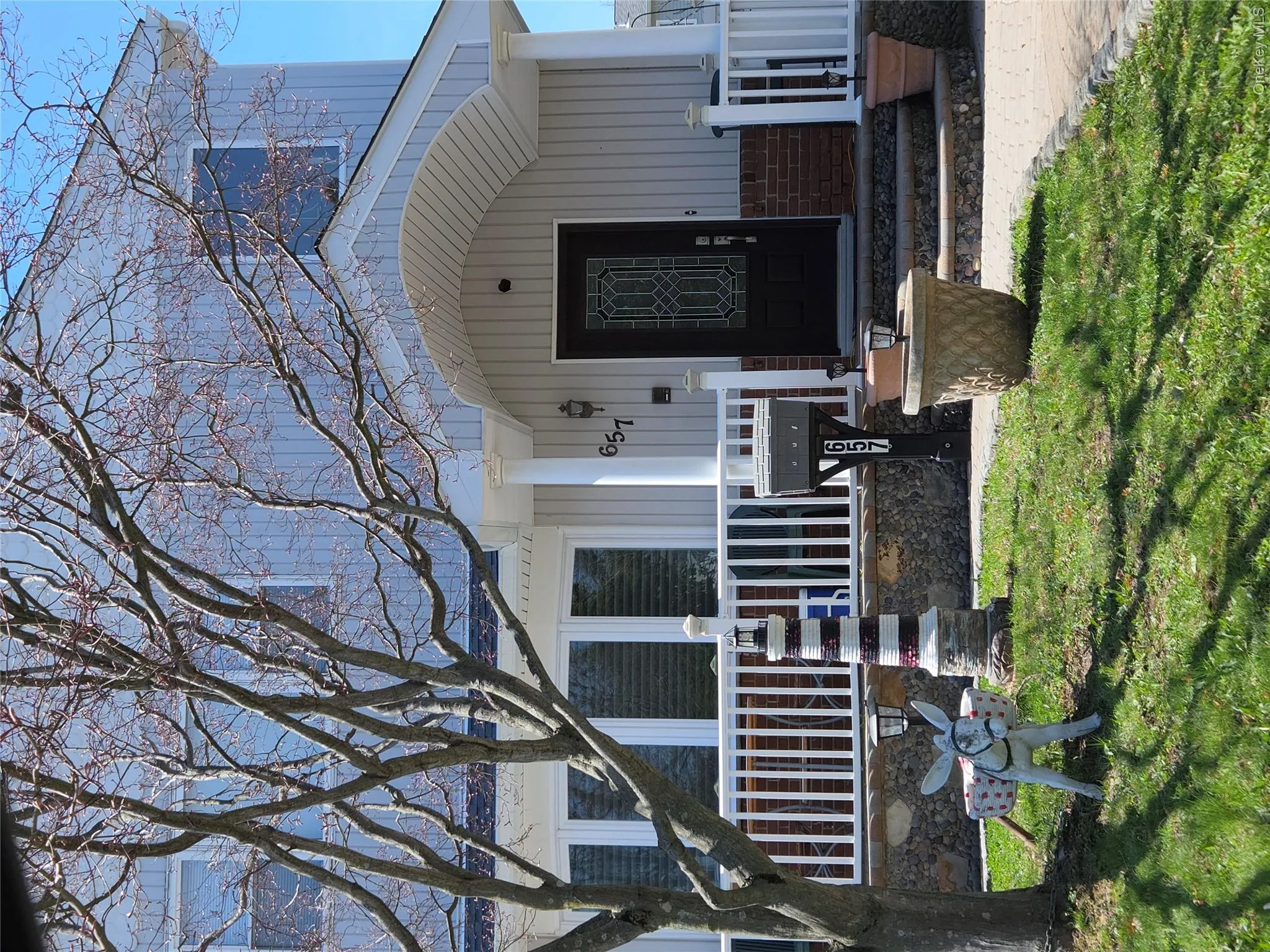 Upstairs unit with enclosed staircase entry. Upstairs unit with enclosed staircase entry.