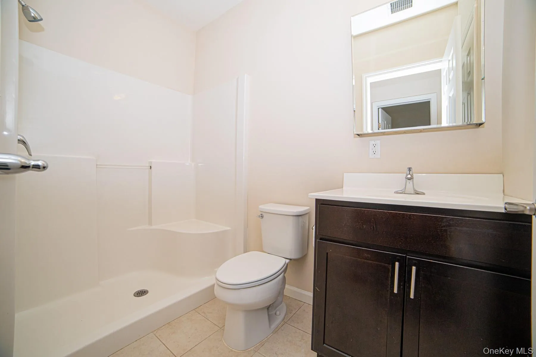 24 Robert Court Street, Babylon, NY, 1 Bedroom Bedrooms, 3 Rooms Rooms,1 BathroomBathrooms,Residential Lease,For Rent,Robert Court,0,985504 24 Robert Court Street, Babylon, NY, 1 Bedroom Bedrooms, 3 Rooms Rooms,1 BathroomBathrooms,Residential Lease,For Rent,Robert Court,0,985504