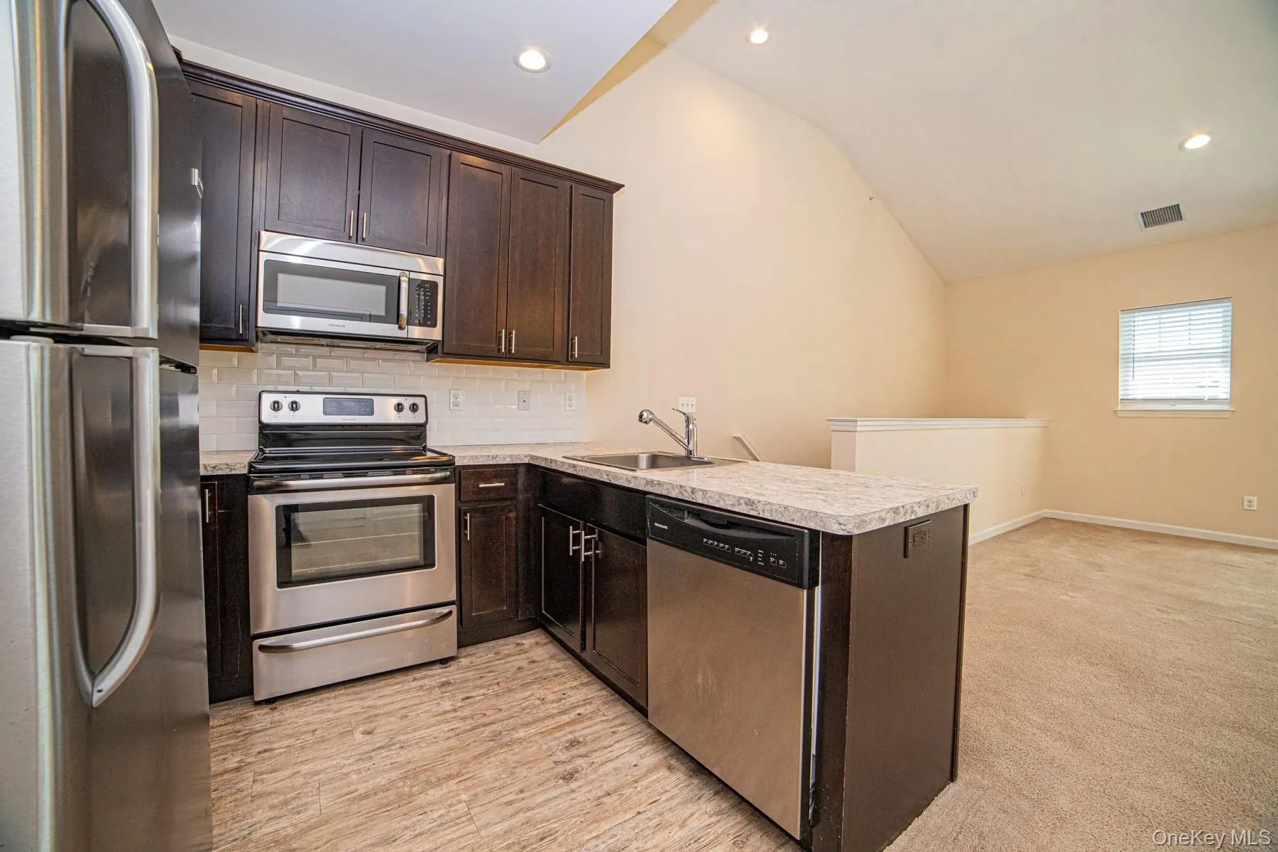 24 Robert Court Street, Babylon, NY, 1 Bedroom Bedrooms, 3 Rooms Rooms,1 BathroomBathrooms,Residential Lease,For Rent,Robert Court,0,985504 24 Robert Court Street, Babylon, NY, 1 Bedroom Bedrooms, 3 Rooms Rooms,1 BathroomBathrooms,Residential Lease,For Rent,Robert Court,0,985504
