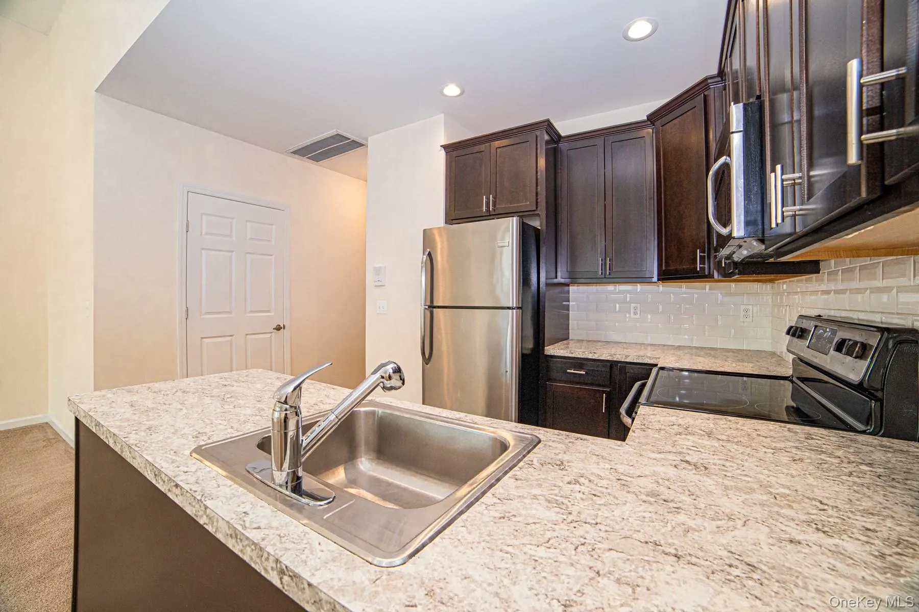 24 Robert Court Street, Babylon, NY, 1 Bedroom Bedrooms, 3 Rooms Rooms,1 BathroomBathrooms,Residential Lease,For Rent,Robert Court,0,985504 24 Robert Court Street, Babylon, NY, 1 Bedroom Bedrooms, 3 Rooms Rooms,1 BathroomBathrooms,Residential Lease,For Rent,Robert Court,0,985504