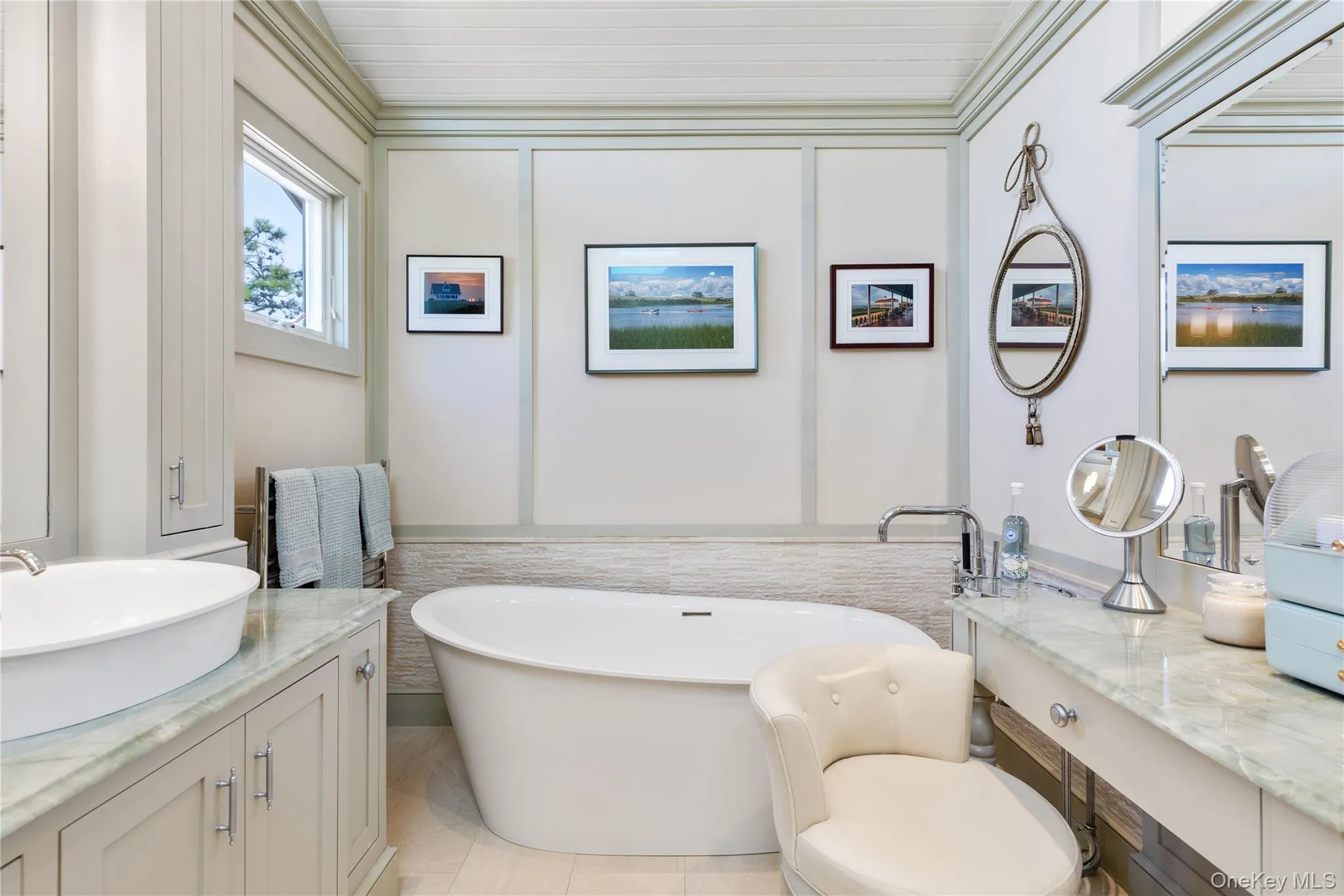 Separate soaking tub and dressing table Separate soaking tub and dressing table