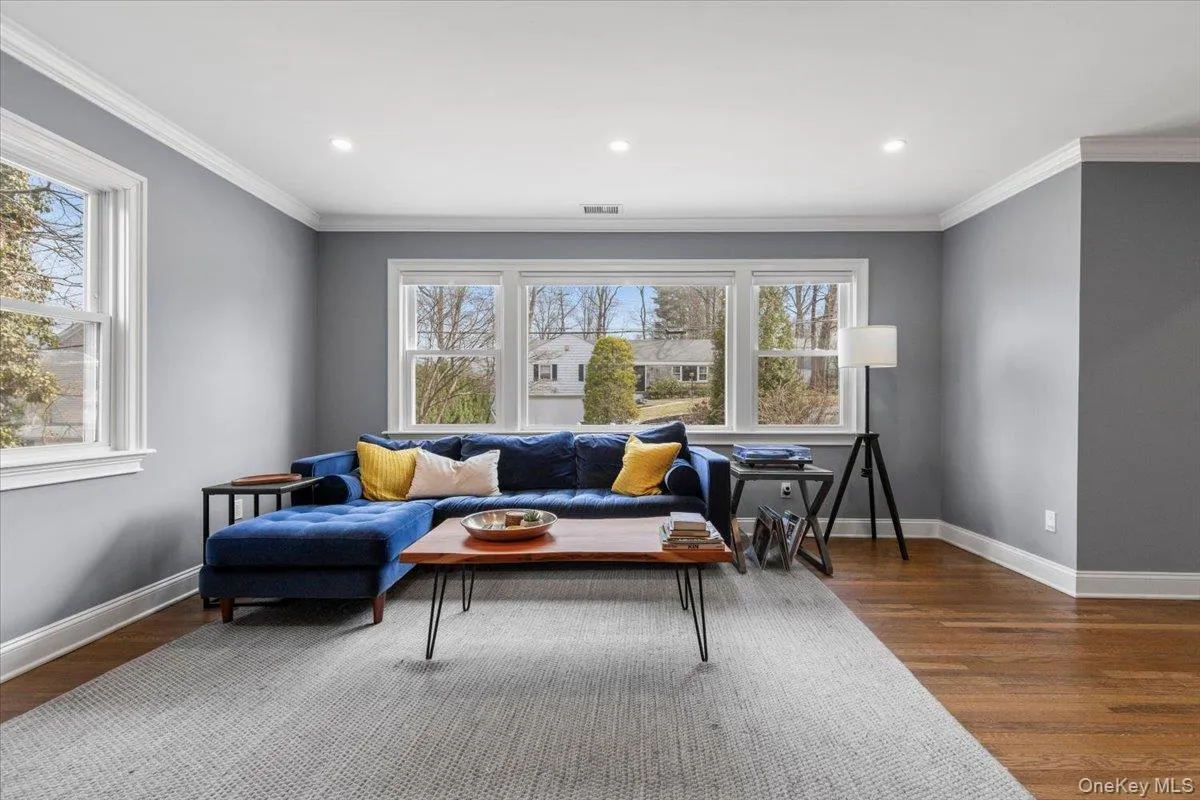 Alternate view of Living Room Alternate view of Living Room