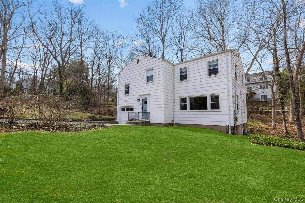 Alternate view showing lovely front yard. Alternate view showing lovely front yard.