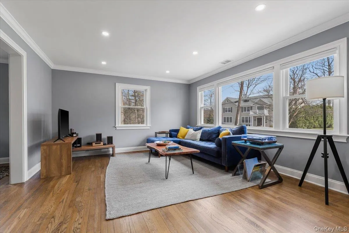 Alternate view from Living Room showing wall of windows. Alternate view from Living Room showing wall of windows.